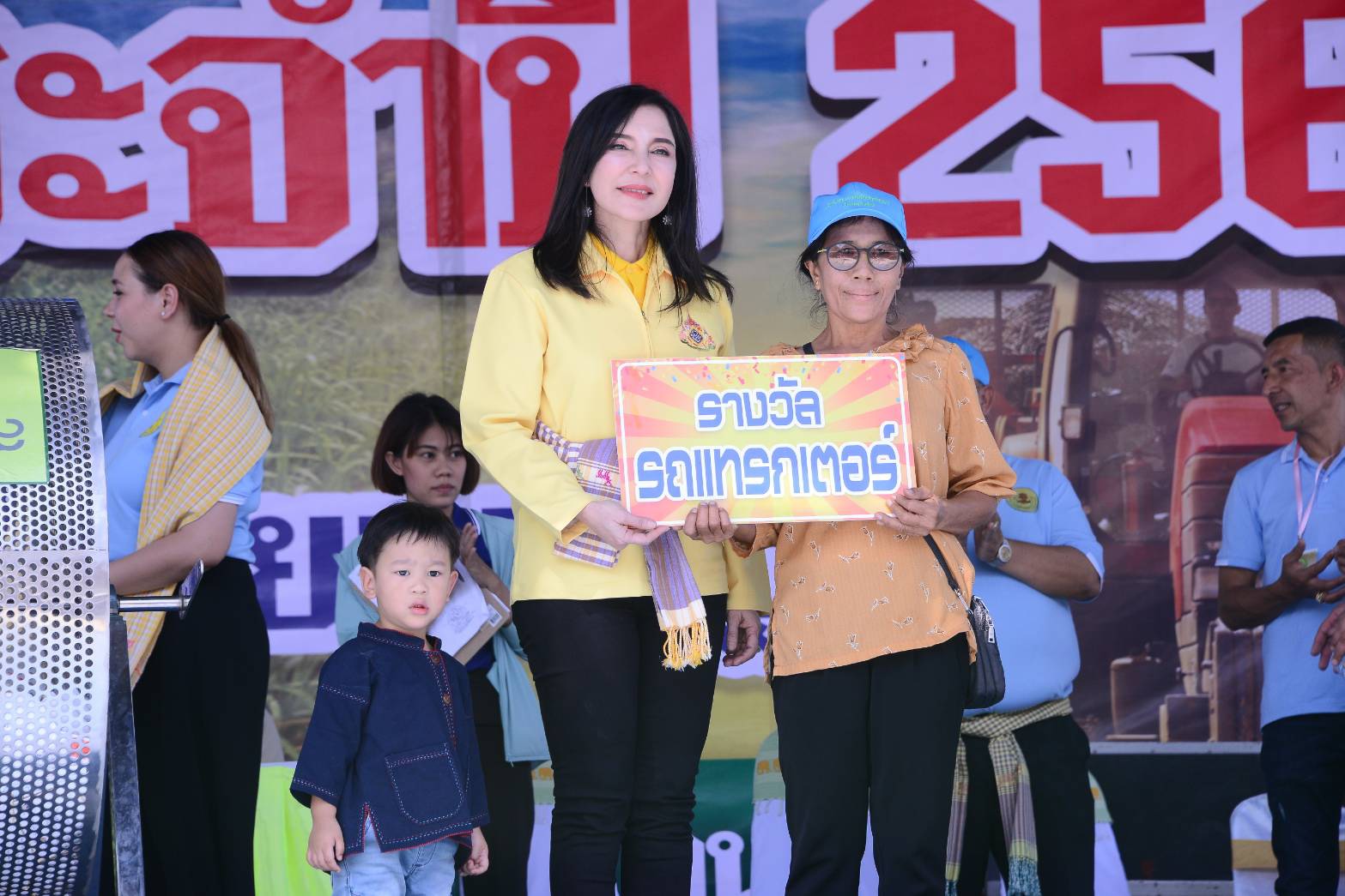 "มนัญญา" ลงพื้นที่ จ.อุทัยธานี พร้อมมอบนโยบายหลังยกเลิกสารเคมี 3 ชนิด