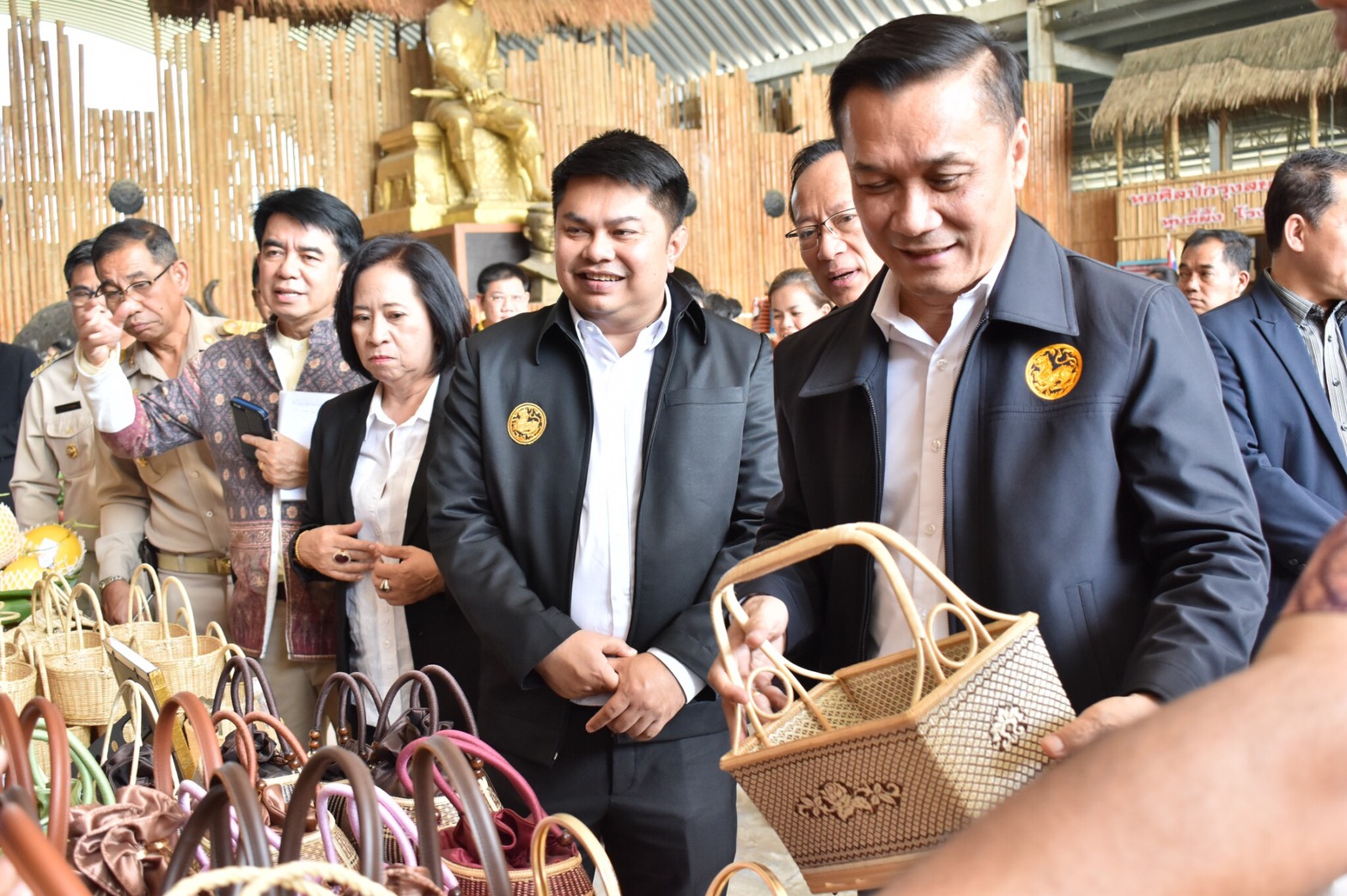 "ทรงศักดิ์" เยี่ยมชมศูนย์จำหน่าย OTOP OUTLET และศูนย์พัฒนาบรรจุภัณฑ์กลาง จ.พระนครศรีอยุธยา