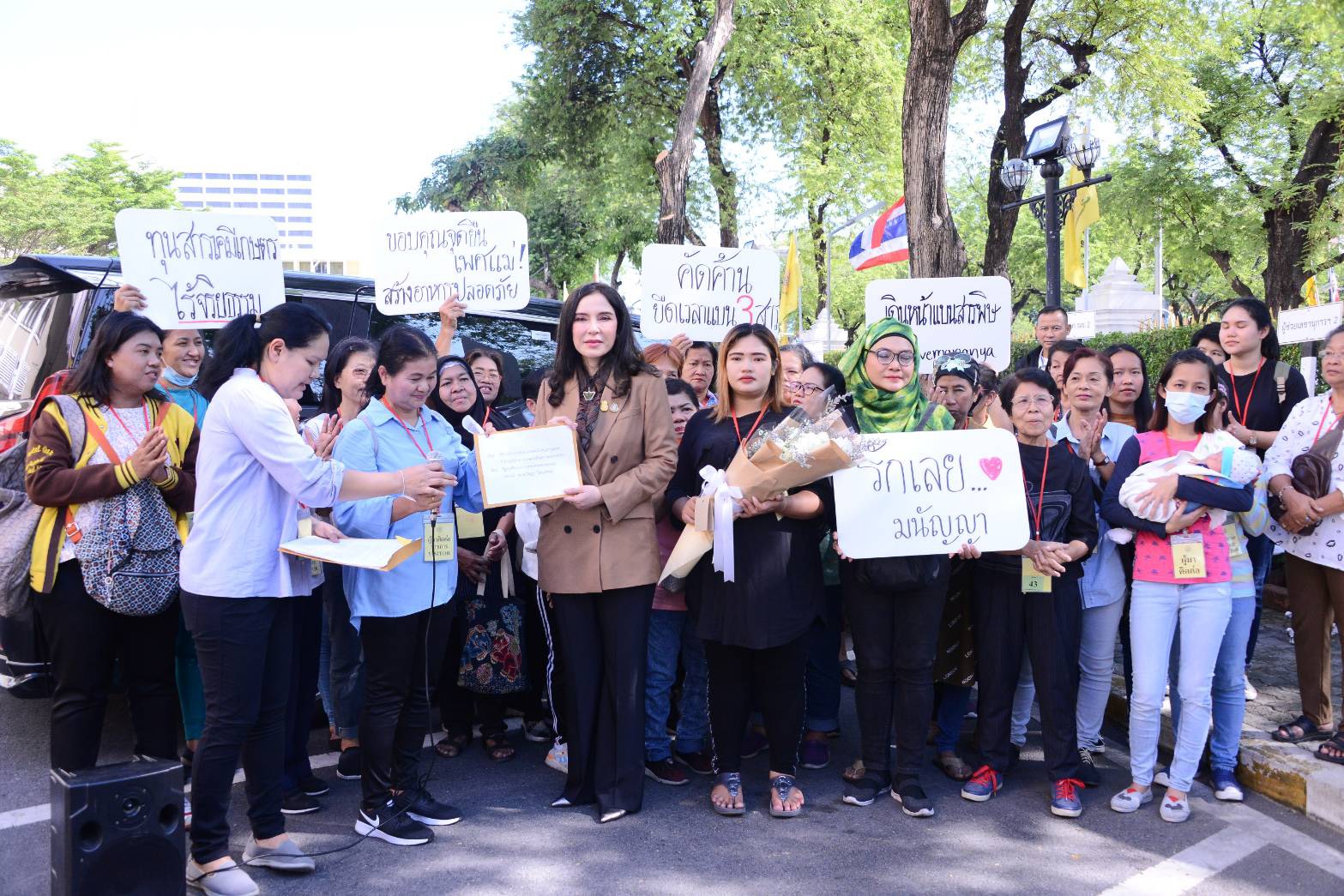 "มนัญญา" รับมอบช่อดอกไม้จากกลุ่มสตรี เพื่อเป็นการให้กำลังใจในการเดินหน้าแบน 3 สารเคมี