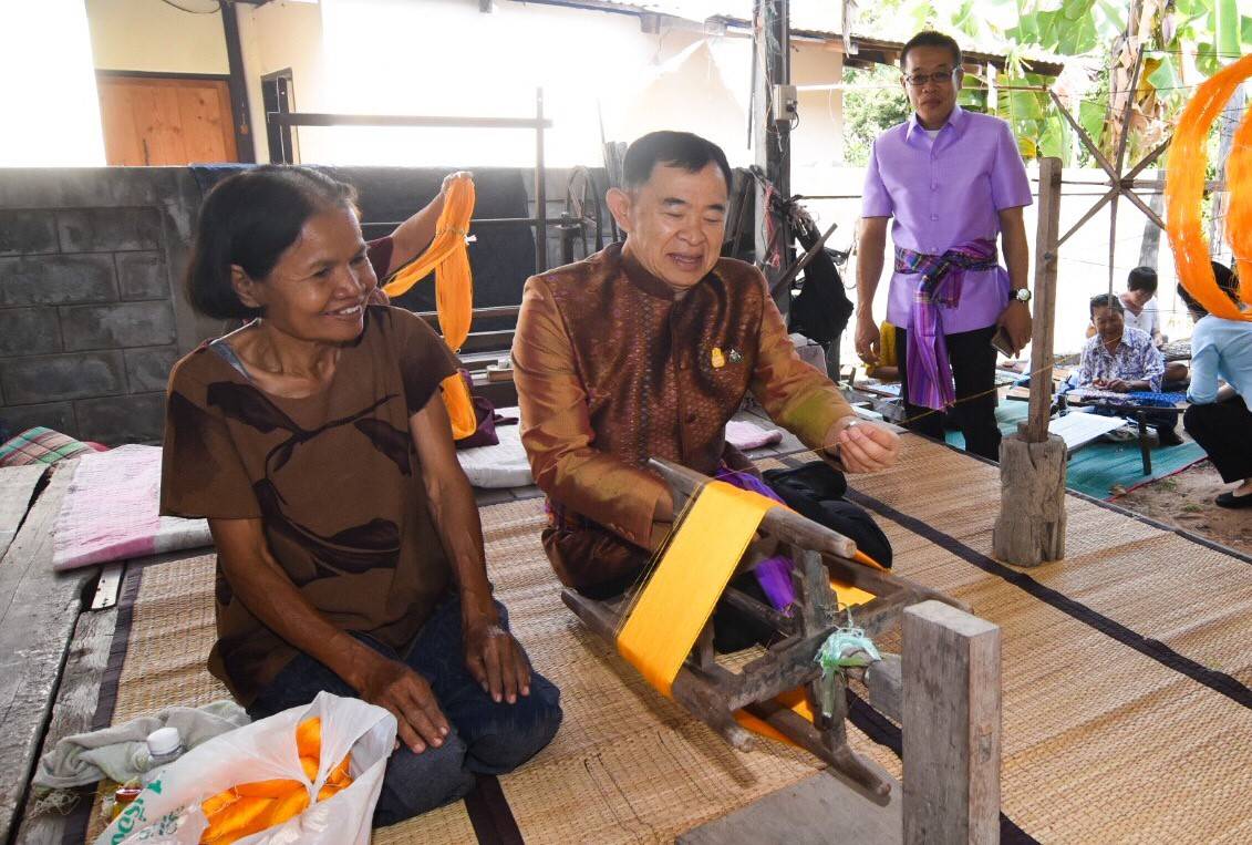 “วีรศักดิ์” รมช.พาณิชย์ ลุย ปลุกตลาดหัตถศิลป์ถิ่นอีสาน