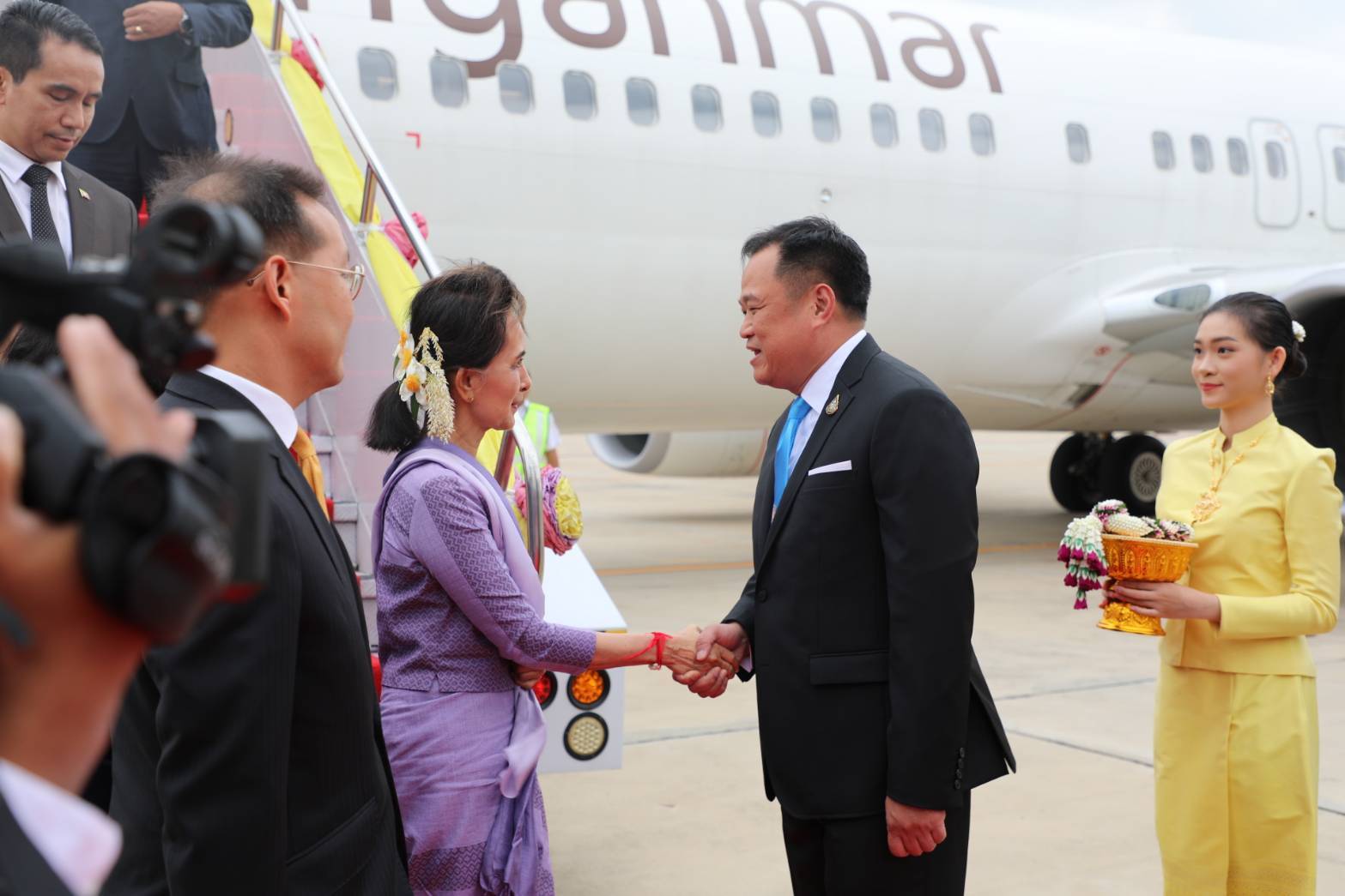 “อนุทิน” ให้การต้อนรับ “อองซาน ซูจี” เยือนไทย ก่อนเข้าร่วมประชุมสุดยอดอาเซียน