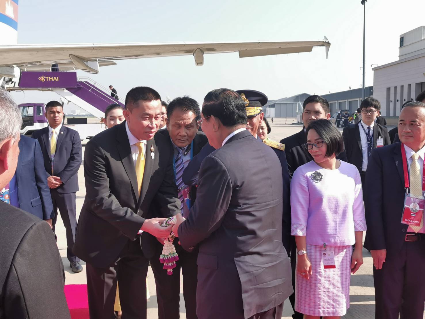 "ศักดิ์สยาม" ส่งนายกรัฐมนตรีแห่งราชอาณาจักรกัมพูชากลับประเทศ หลังจากเสร็จภารกิจการประชุมสุดยอดอาเซียน