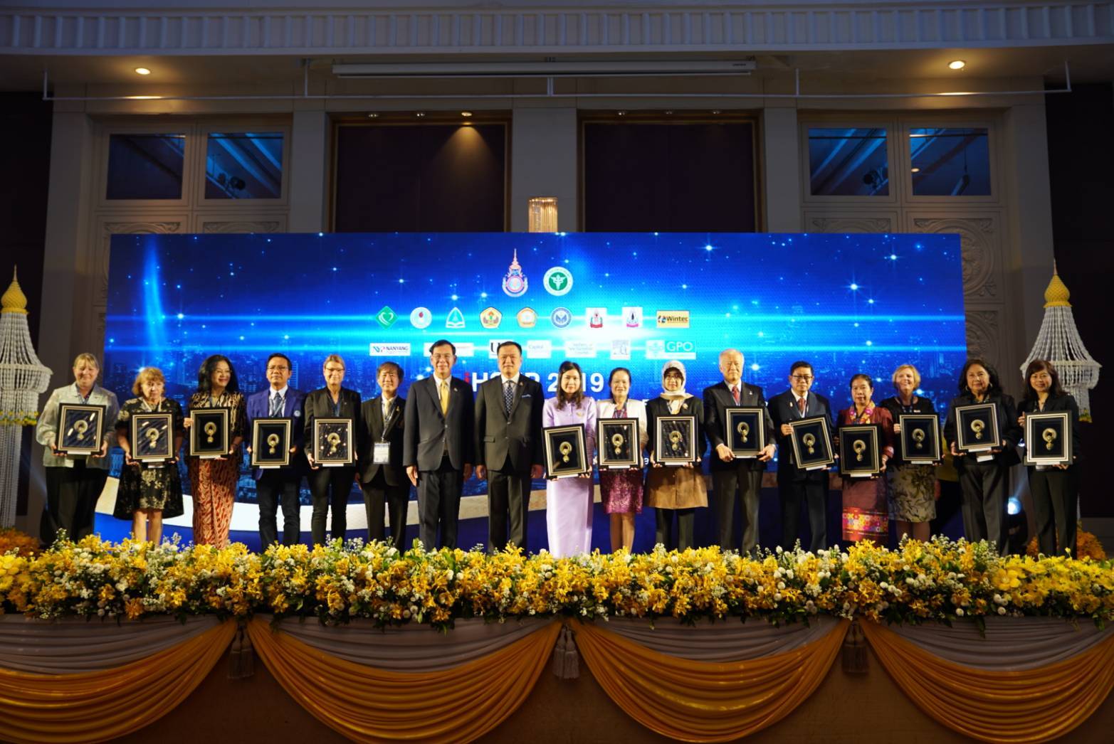 คนไทยต้องอยู่ดีกินดี ! "อนุทิน" วางเงื่อนไขแก้รัฐธรรมนูญ พร้อมย้ำจุดยืน ไม่โยนฟืนเข้ากองไฟ