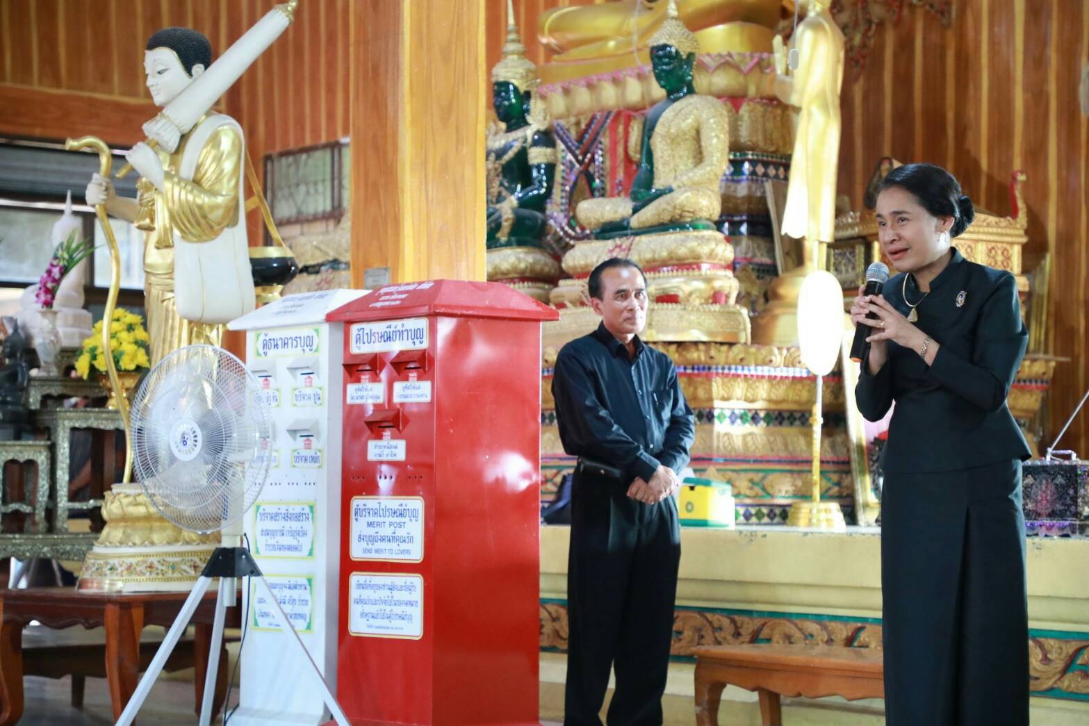 "ครูโอ๊ะ" วางมือจากการเตรียมงานคุณแม่ ลงพื้นที่ให้กำลังใจประชาชนผู้สูญเสีย คงคอนเซ็ปต์ "ทุกข์ก็เห็นหน้า สุขก็เห็นหน้า"