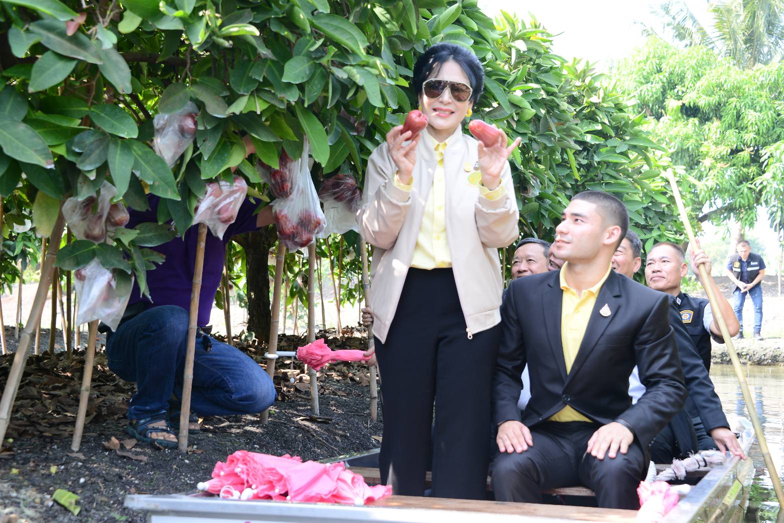 "รมช.มนัญญา" ลงพื้นที่ราชบุรี ตรวจแปลงชมพู่ ที่ได้รับรอง GAP