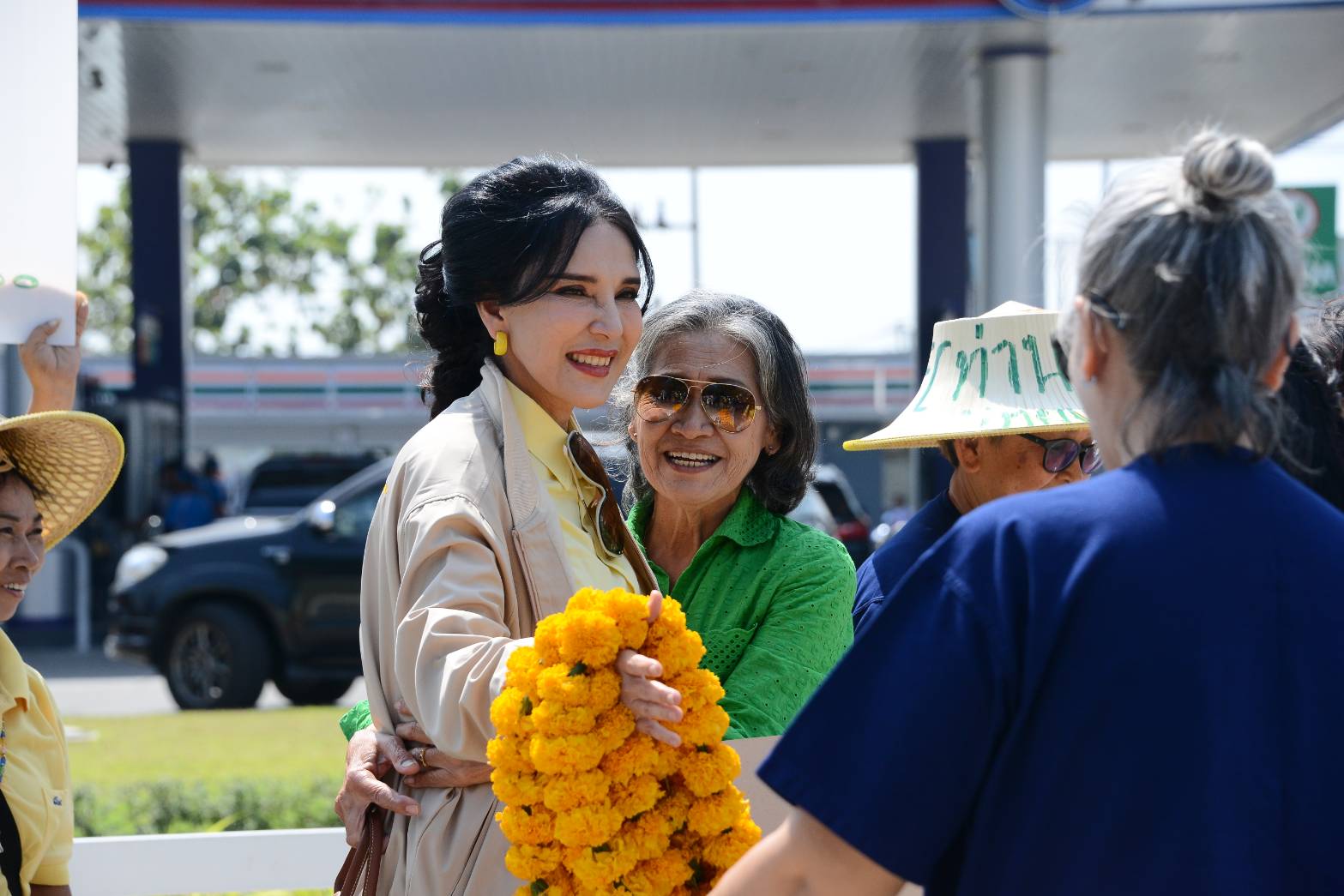 "มนัญญา" ลงพื้นที่ราชบุรี มีเกษตรกรแห่ให้กำลังใจล้มหลาม