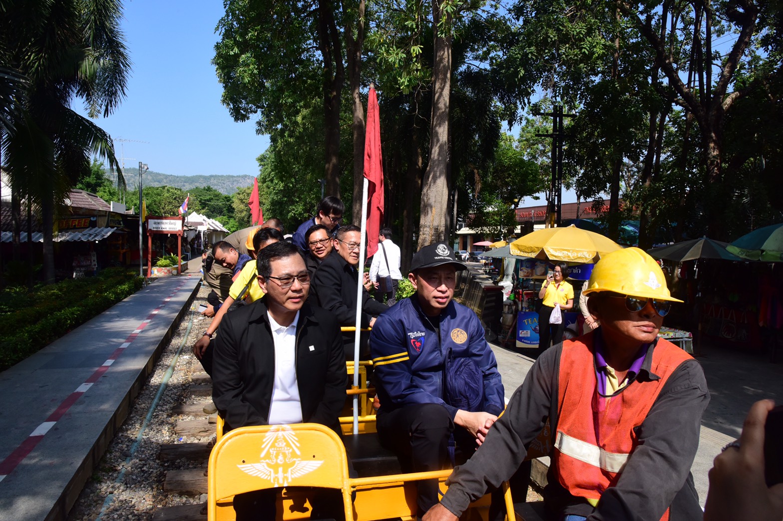 "ศักดิ์สยาม" รมว.คมนาคม ตรวจการจัดระเบียบผู้จำหน่ายสินค้าในพื้นที่การรถไฟแห่งประเทศไทยบริเวณสะพานข้ามแม่น้ำแคว จ.กาญจนบุรี