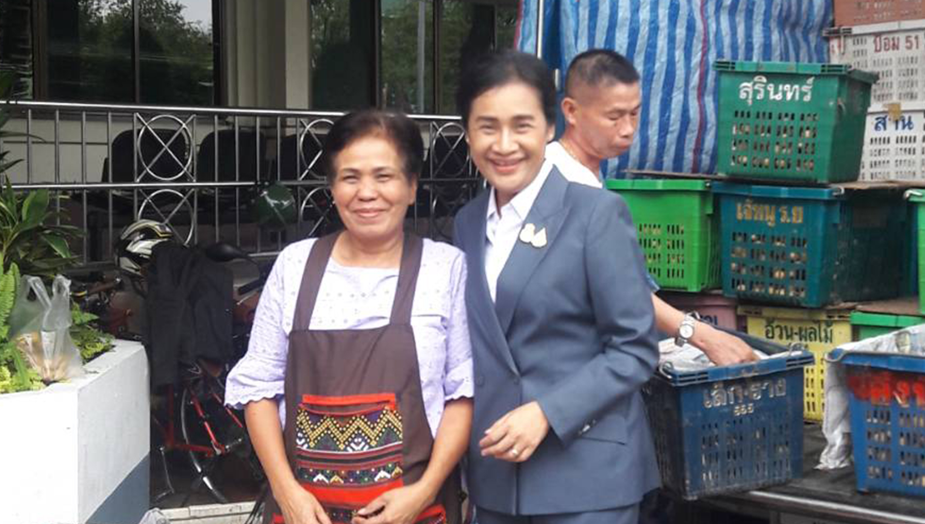 "ครูโอ๊ะ" แวะให้กำลังใจชาวสวนลองกอง ขอให้ "ยิ้มสู้" พร้อมจะช่วยสะท้อนปัญหาถึงผู้เกี่ยวข้อง