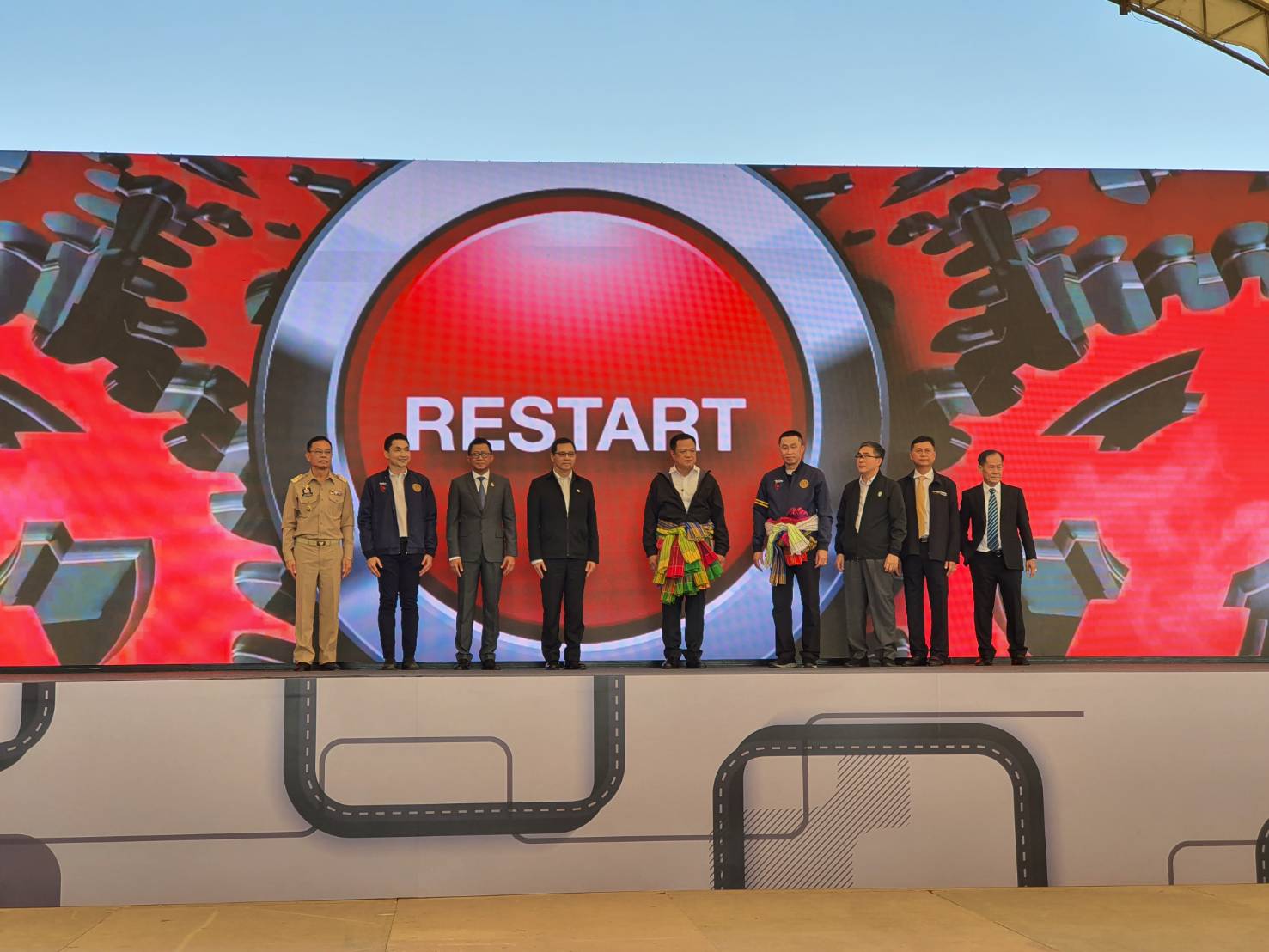 "รองนายกฯ อนุทิน" ชู อนาคตที่ดินจะราดด้วยทองไม่ใช่ด้วยคอนกรีต