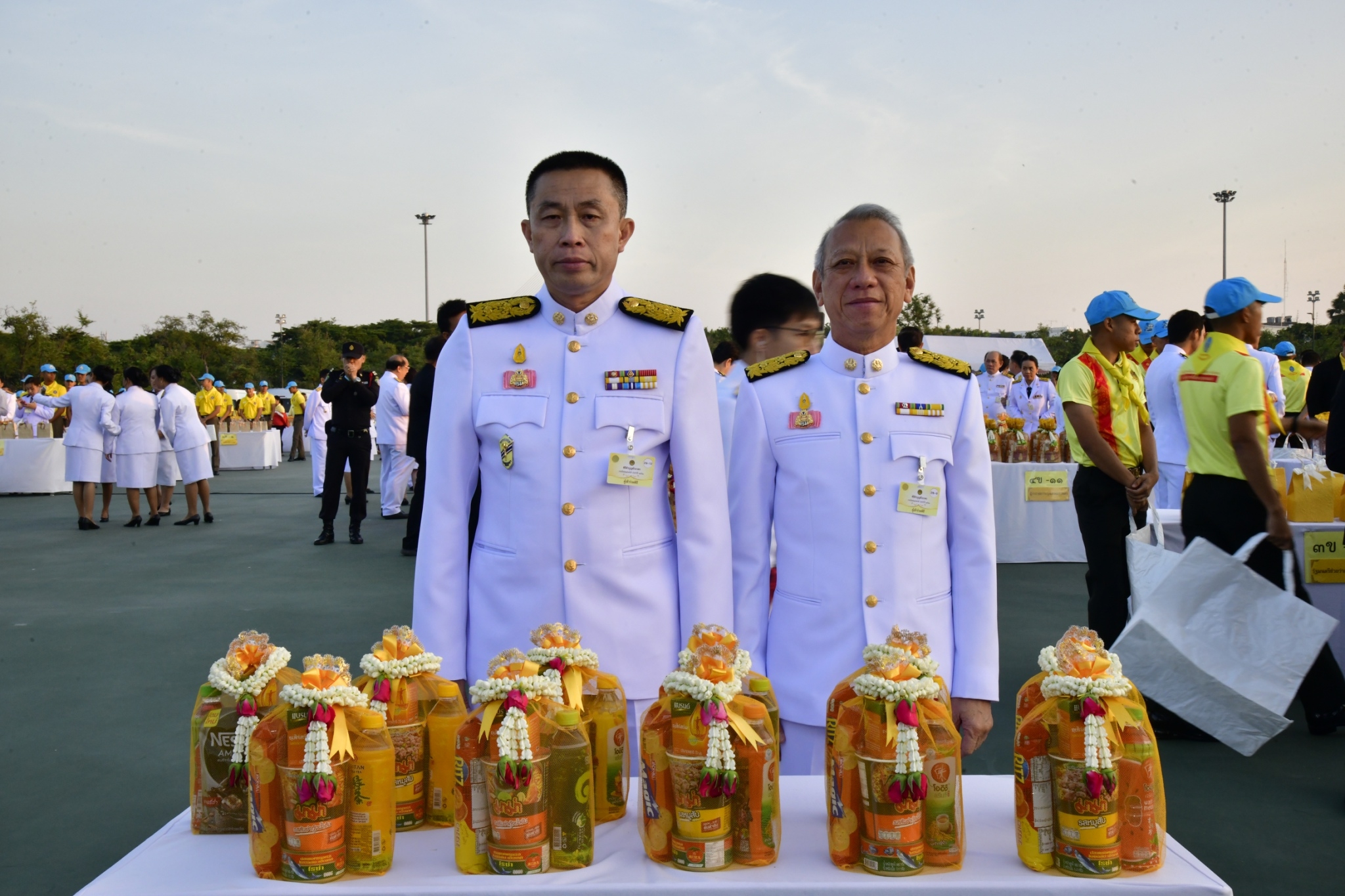 "ศักดิ์สยาม" และ "พิพัฒน์" ร่วมพิธีตักบาตร ในโอกาสวันคล้ายวันพระบรมราชสมภพ ร.9