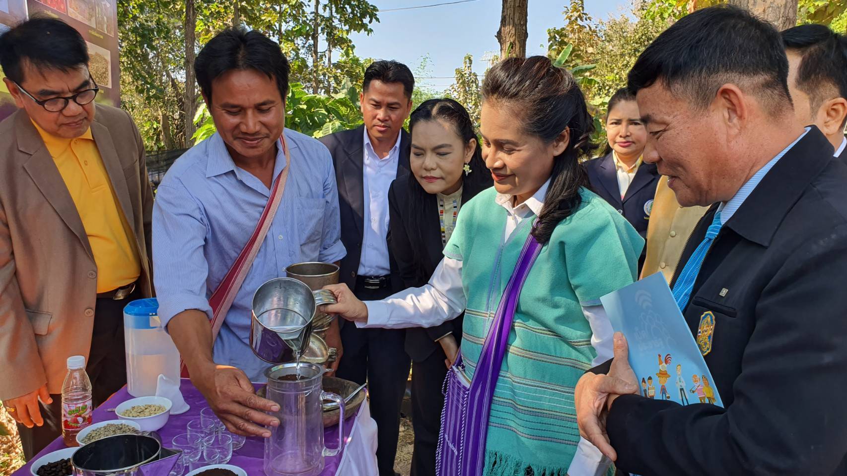 "รมช.กนกวรรณ" ชงกาแฟมอโก้คีกลางป่า ตามรอยพระราชดำริฯ โครงการสร้างป่า สร้างรายได้