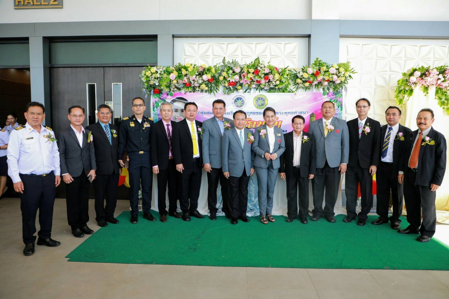 "ครูโอ๊ะ" ประธานมอบโล่เชิดชูเกียรติแก่ผู้ทำคุณประโยชน์ แก่สถานศึกษาไทยและเมียนมาร์