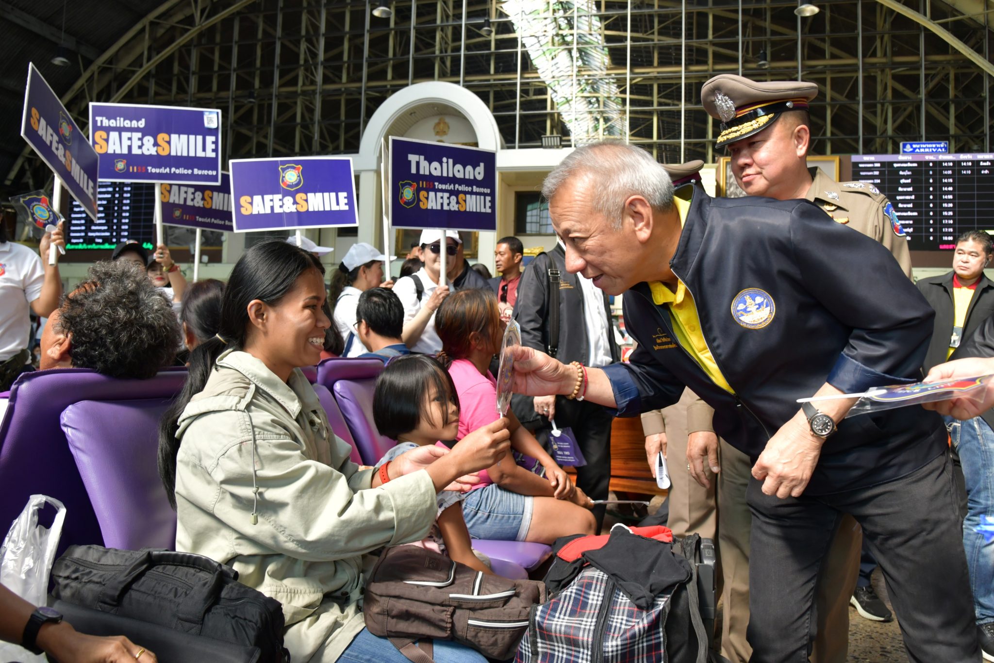 "พิพัฒน์" เดินทางตรวจเยี่ยมพี่น้องประชาชนที่กำลังเดินทางกลับภูมิลำเนา ที่หัวลำโพง