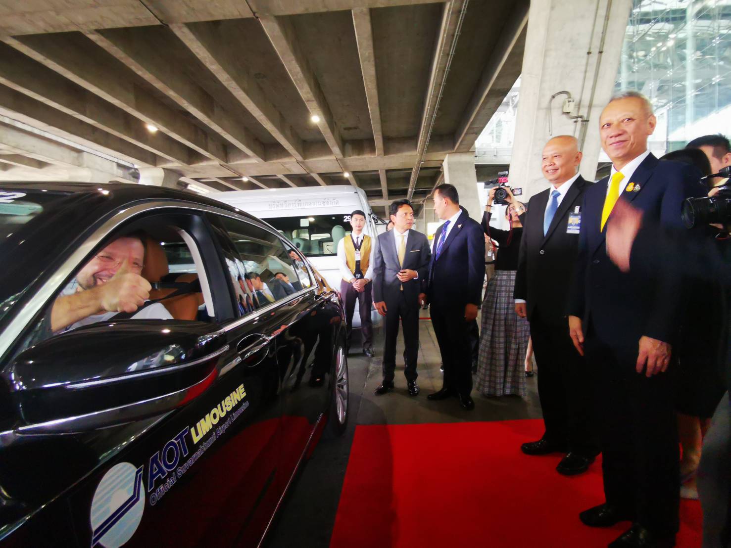 รมว.กก. ต้อนรับนักท่องเที่ยวคนที่ 39 ล้าน พร้อมชวนชาวไทยเป็นเจ้าบ้านที่ดีเพื่อสร้างความประทับใจให้เดินทางมาเที่ยวเมืองไทยอีก