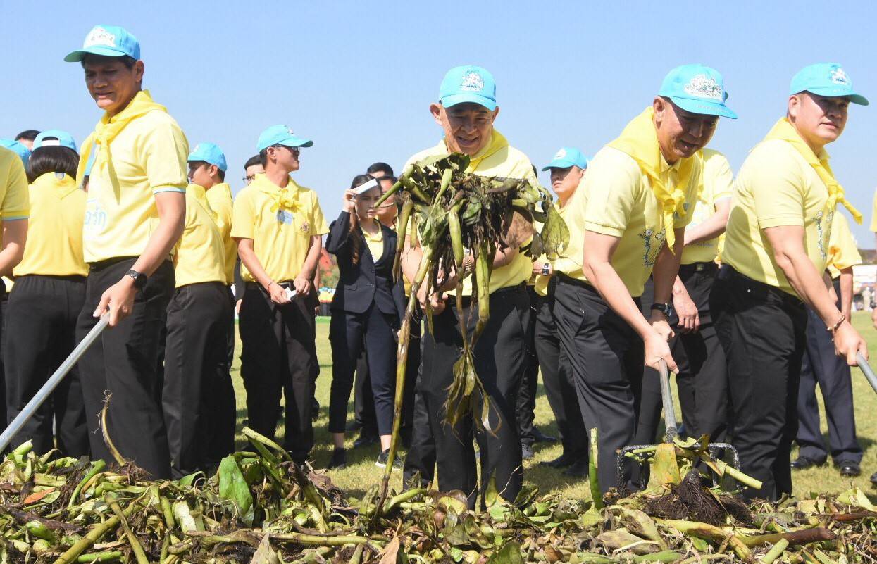 รมช.พาณิชย์ร่วมทำบุญตักบาตรถวายพระราชกุศล ในหลวงร.9