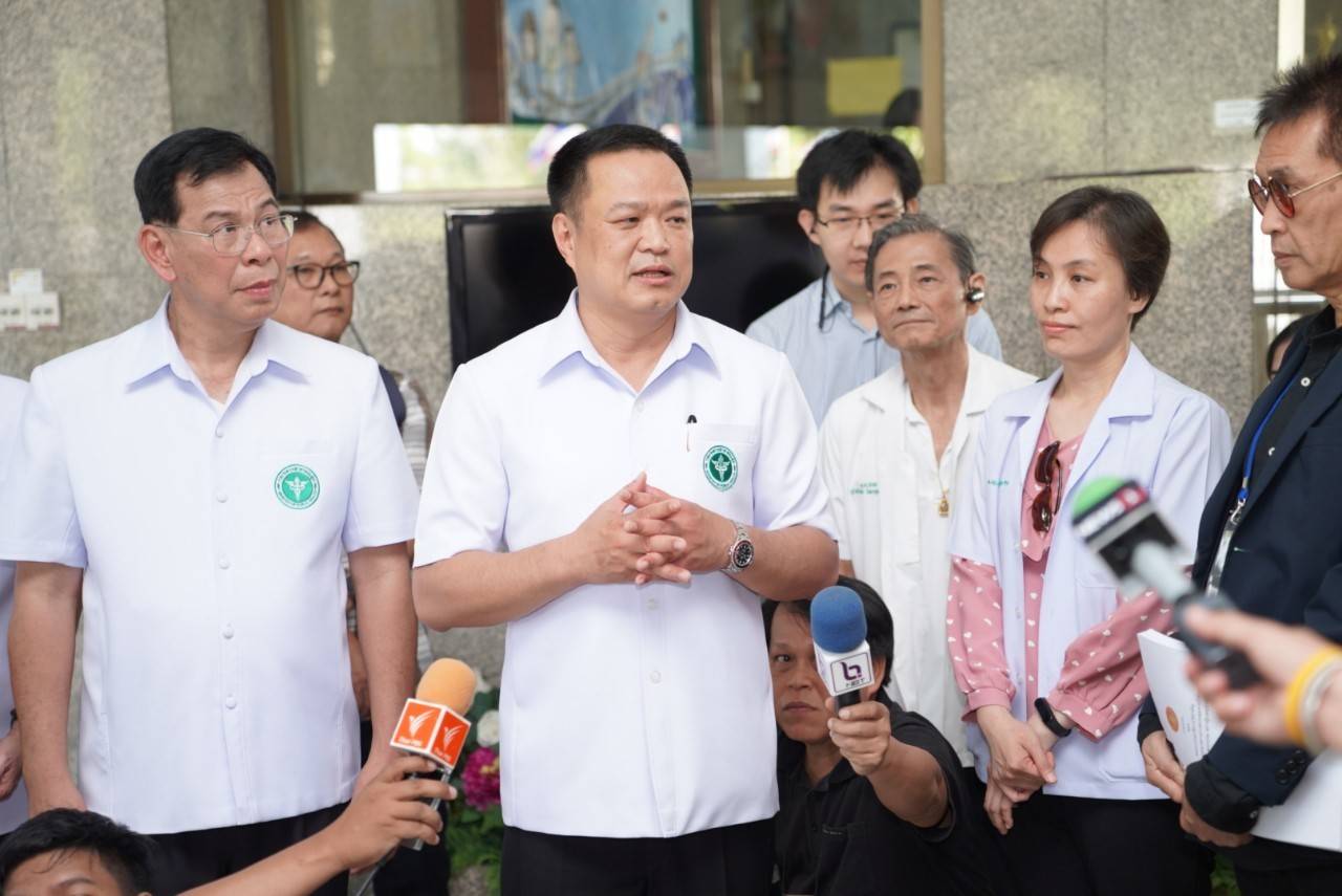 ไม่ยอมแพ้เรื่องสุขภาพ ! "อนุทิน" ย้ำจุดยืนแบนสารพิษสุดตัว ด้านบุคลากรแพทย์รวมตัวยื่น 5.7 หมื่นรายชื่อประชาชนสนับสนุน