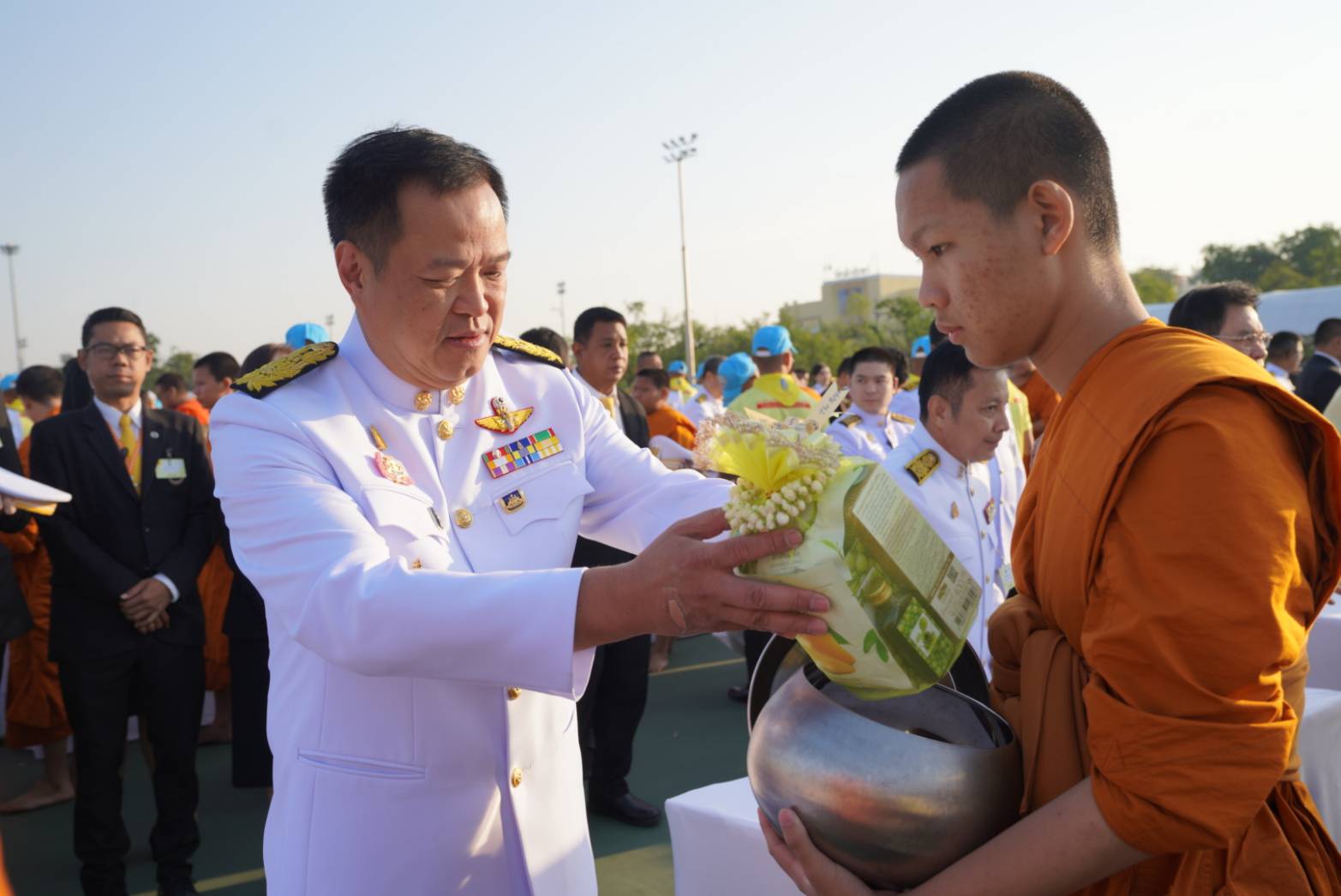 "อนุทิน" ร่วมพิธีตักบาตร ในโอกาสวันคล้ายวันพระบรมราชสมภพ ร.9