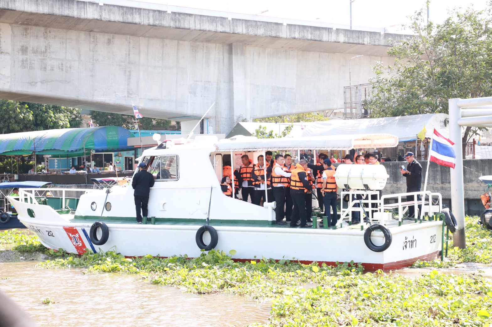 "ทรงศักดิ์" รมช.มหาดไทย ลงพื้นที่แก้ไขปัญหากำจัดผักตบชวา บริเวณสะพานพระราม 7