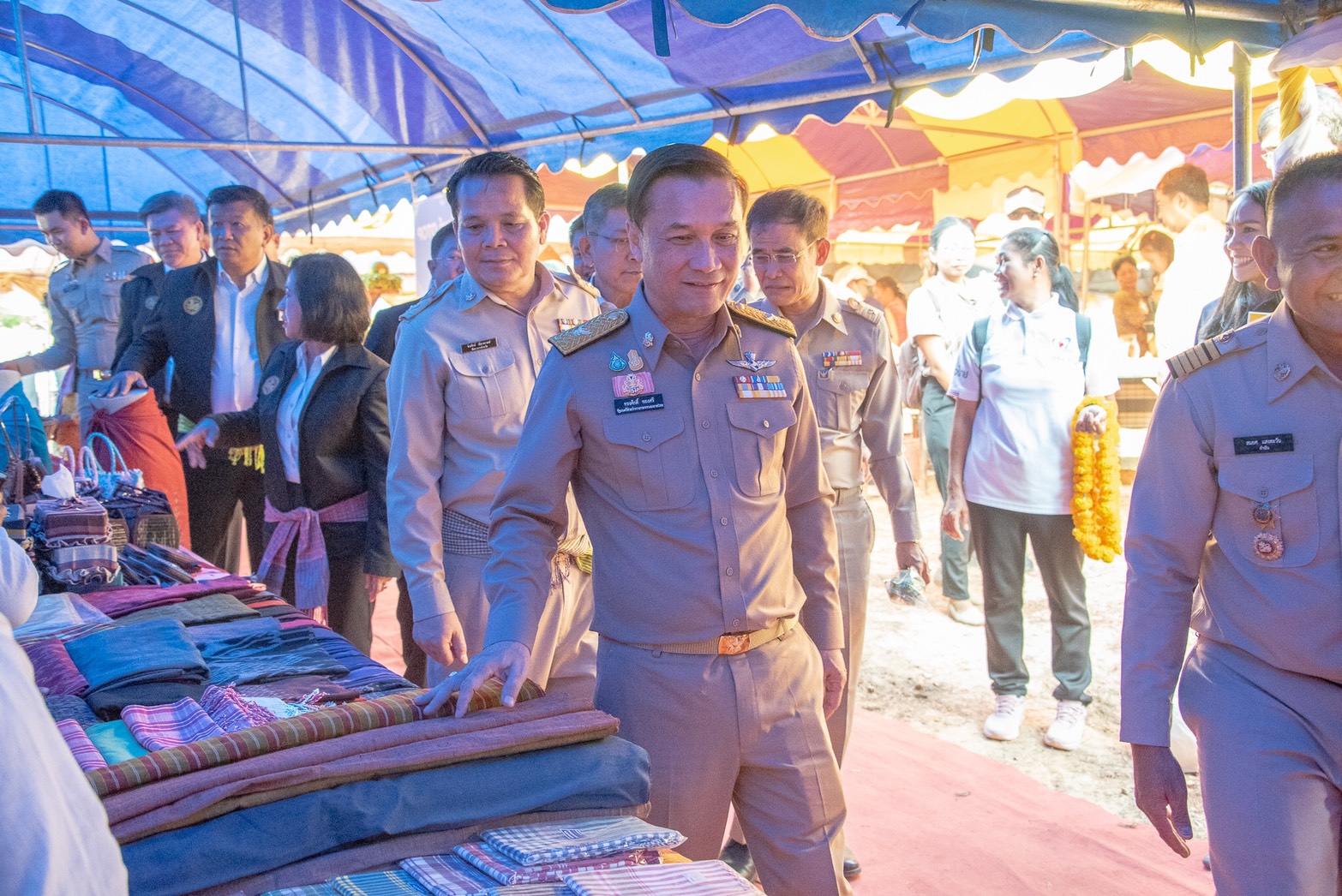 "ทรงศักดิ์" รุดหน้าลงพื้นที่ตรวจราชการการดำเนินงานตามแผนพัฒนา พร้อมมอบผ้าห่มกันหนาวให้แก่ผู้ประสบภัยหนาว