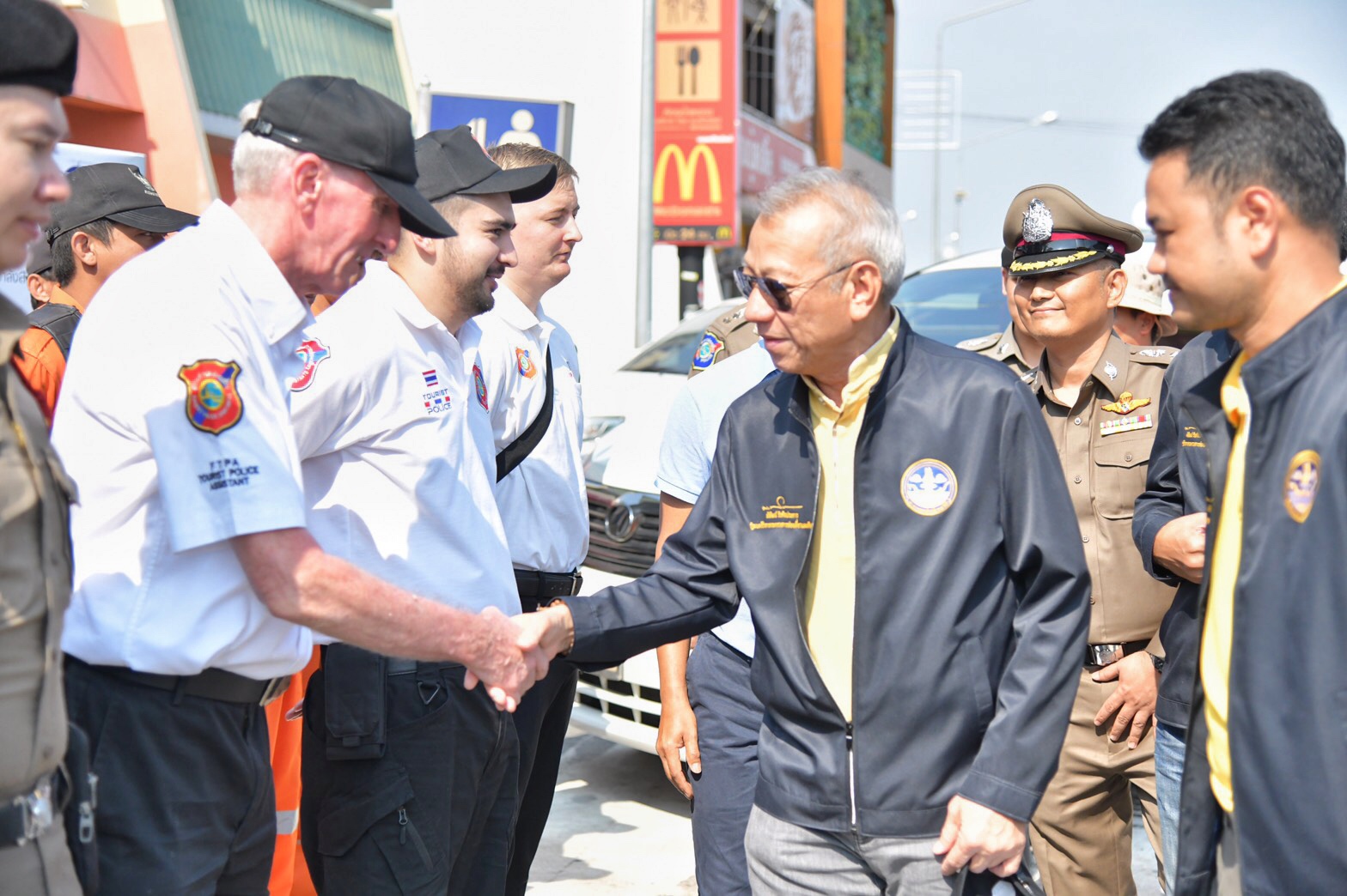 "พิพัฒน์" รมว.กก. แจกของที่ระลึกพร้อมรณรงค์ให้ขับขี่รถอย่างปลอดภัย ให้กับประชาชนและนักท่องเที่ยวที่เดินทางในช่วงเทศกาลปีใหม่ ณ จุดพักรถมอเตอร์เวย์ชลบุรี