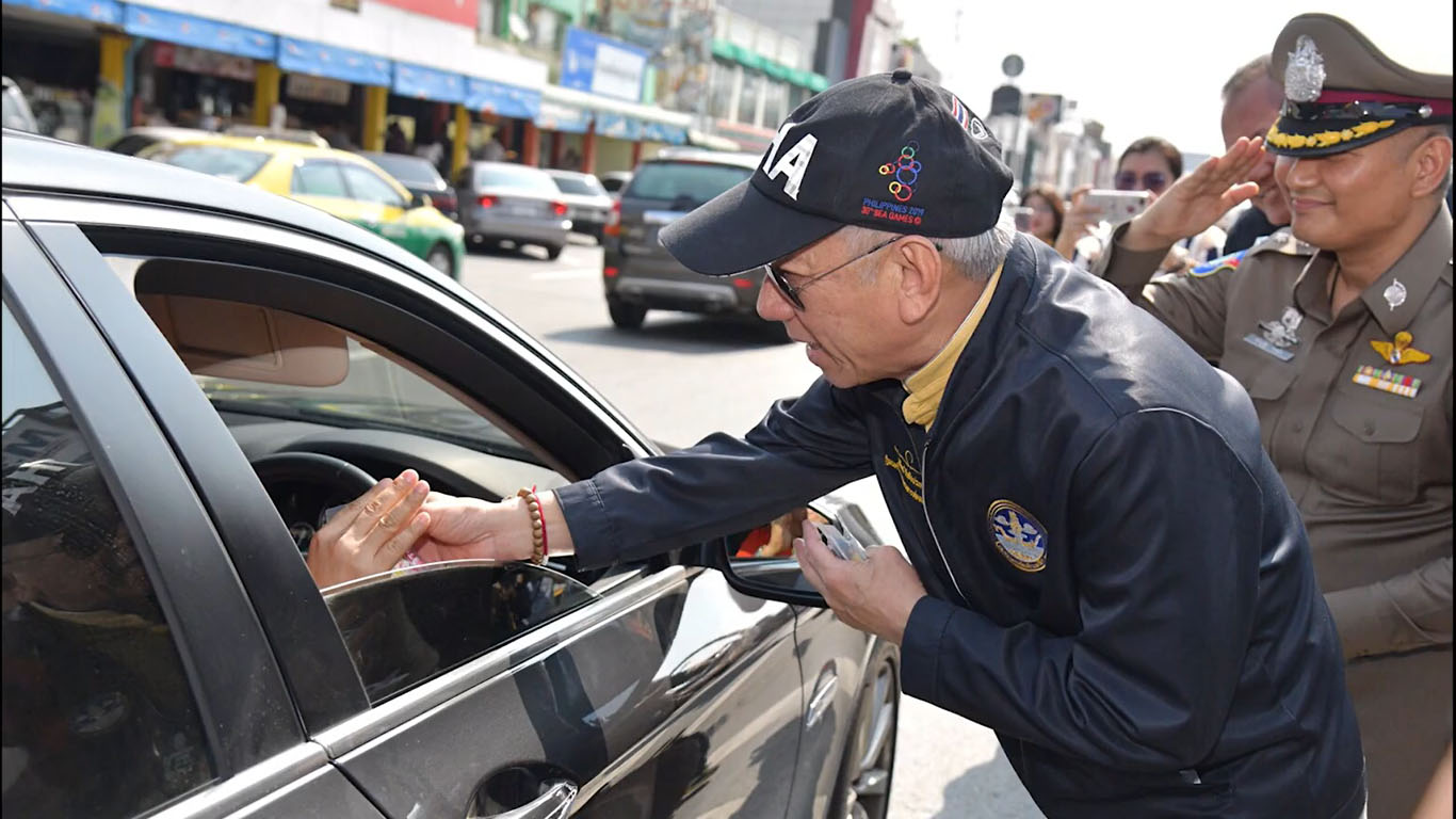 พิพัฒน์ ลุยมอเตอร์เวย์ ชลบุรี รณรงค์ขับขี่รถอย่างปลอดภัยในช่วงเทศกาลปีใหม่ 2563