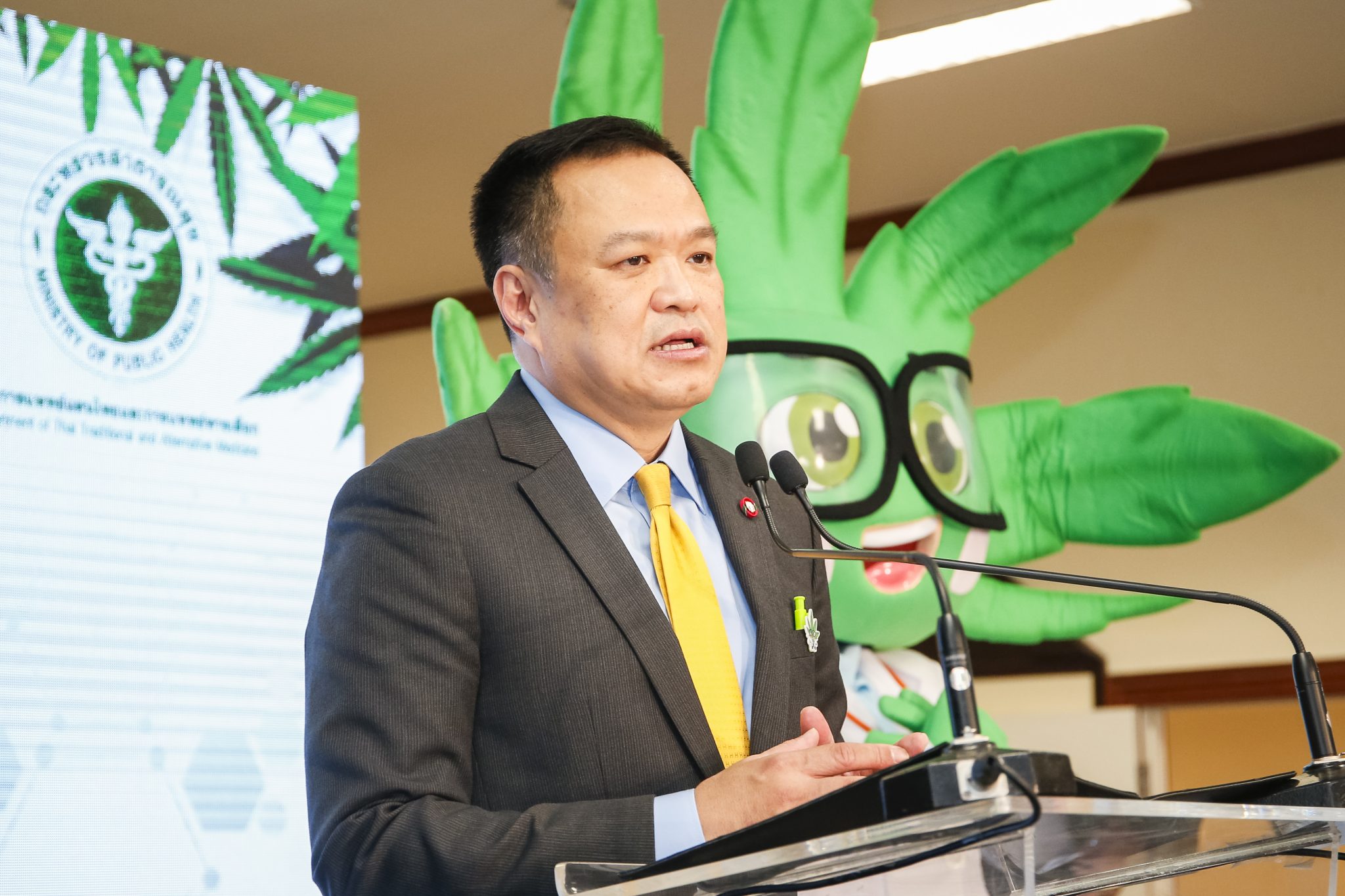 "รมว.อนุทิน" ปลื้มคลินิกกัญชาคนให้ความสนใจล้น เล็งนำกรมการแพทย์เป็นต้นแบบ คลินิกทั่วประเทศ พร้อมใช้แพทย์แผนไทยประยุกต์ดูแล