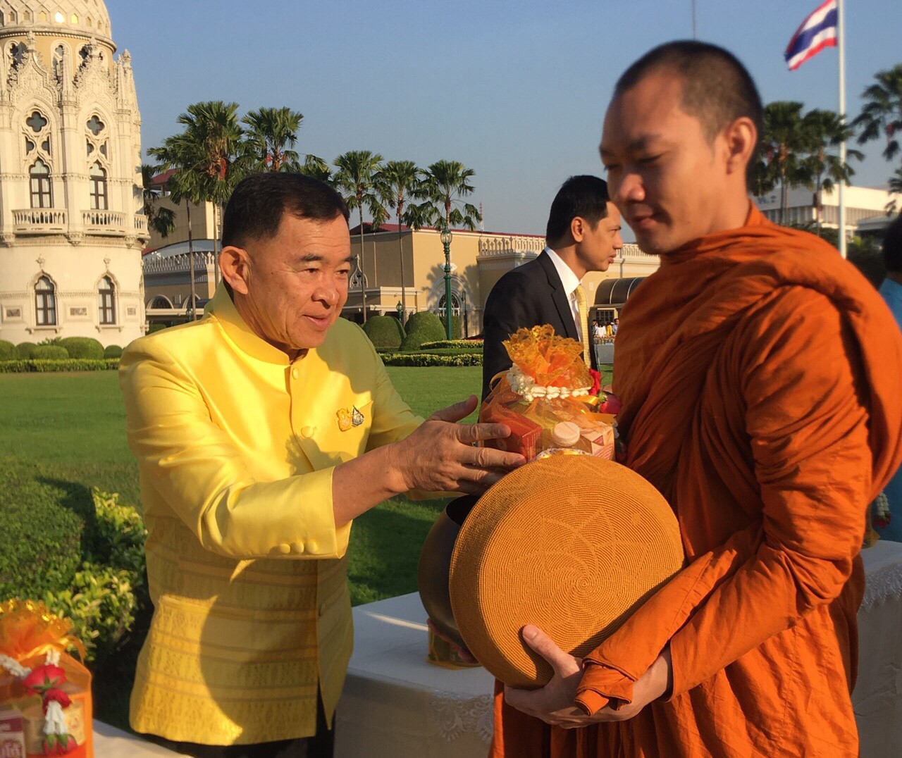 รมช.วีร​ศักดิ์​ ร่วมทำบุญปีใหม่พร้อมคณะรัฐมนตรี​ที่ทำเนียบรัฐบาล