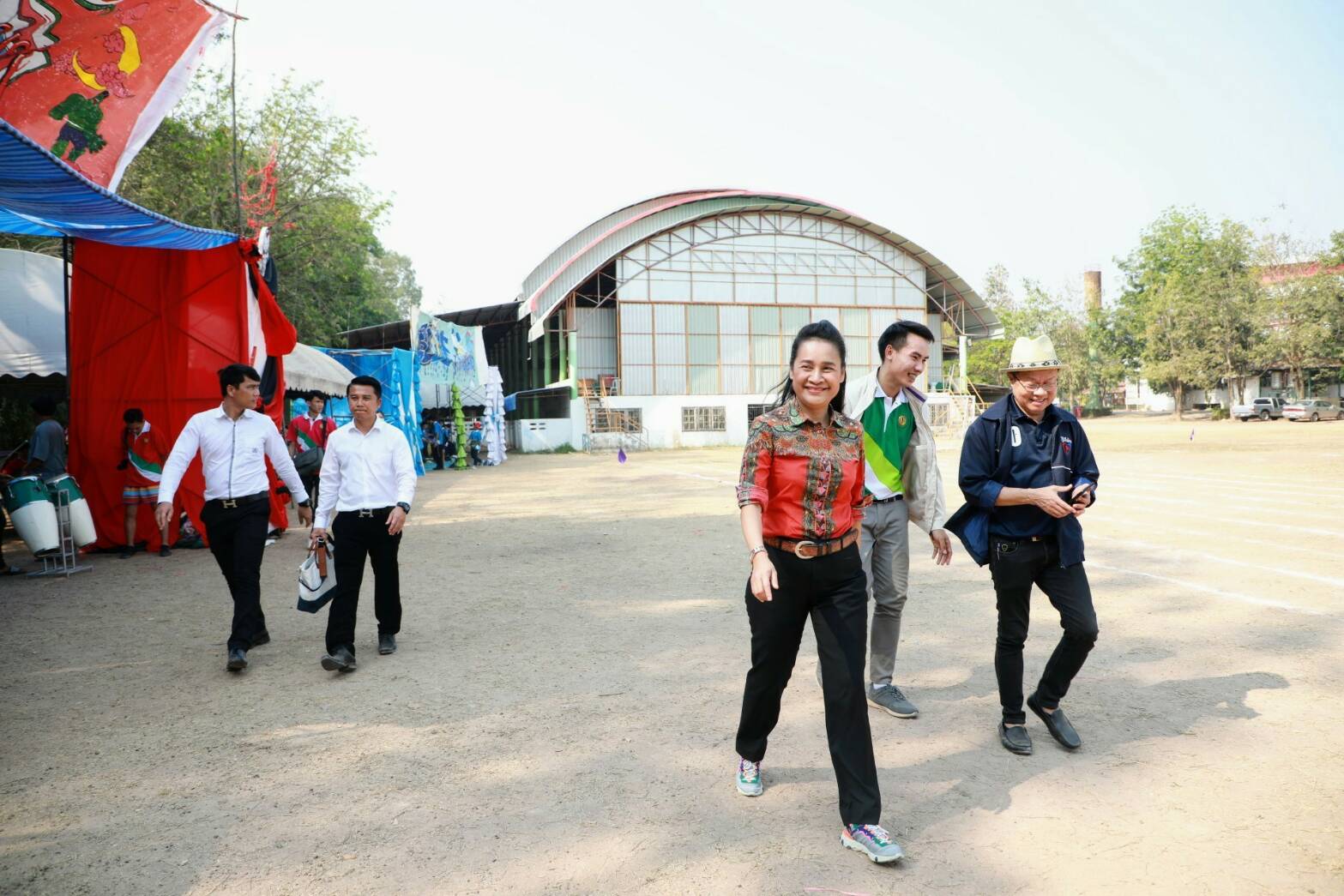 ครูพี่โอ๊ะ เยี่ยมชมกีฬานักเรียน "กลุ่มสายมิตร" ชมผู้บริหาร-ครู ช่วยพัฒนาวิชาการควบคู่ Soft skill ตอบโจทย์การสร้างคนสู่ศตวรรษที่ 21