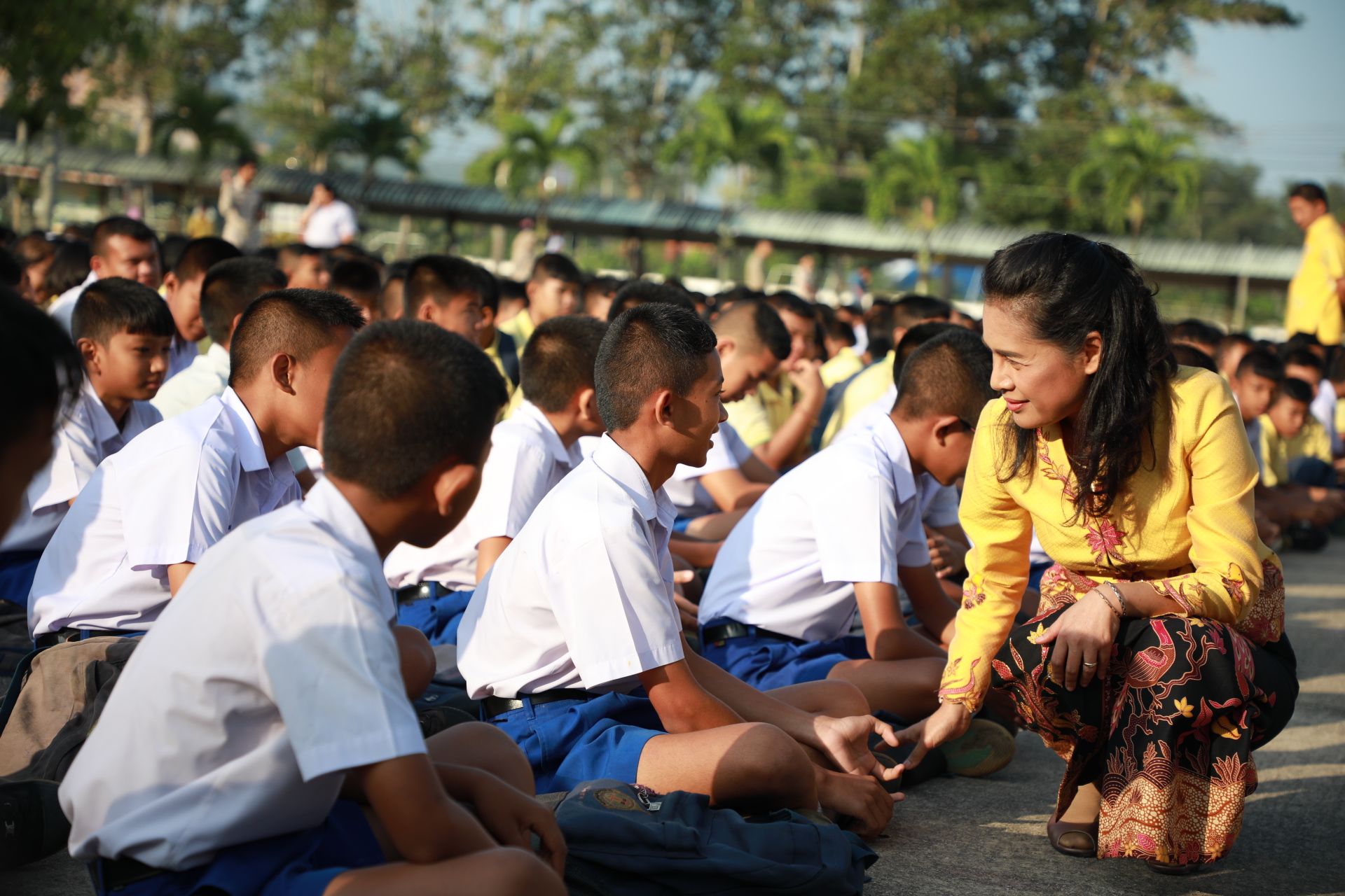 เด็กนาทวีร้อง "WOW" แปดโมงตรงครูพี่โอ๊ะร่วมเคารพธงชาติ เบิกฤกษ์ลงพื้นที่ จชต.เป็นจุดแรก