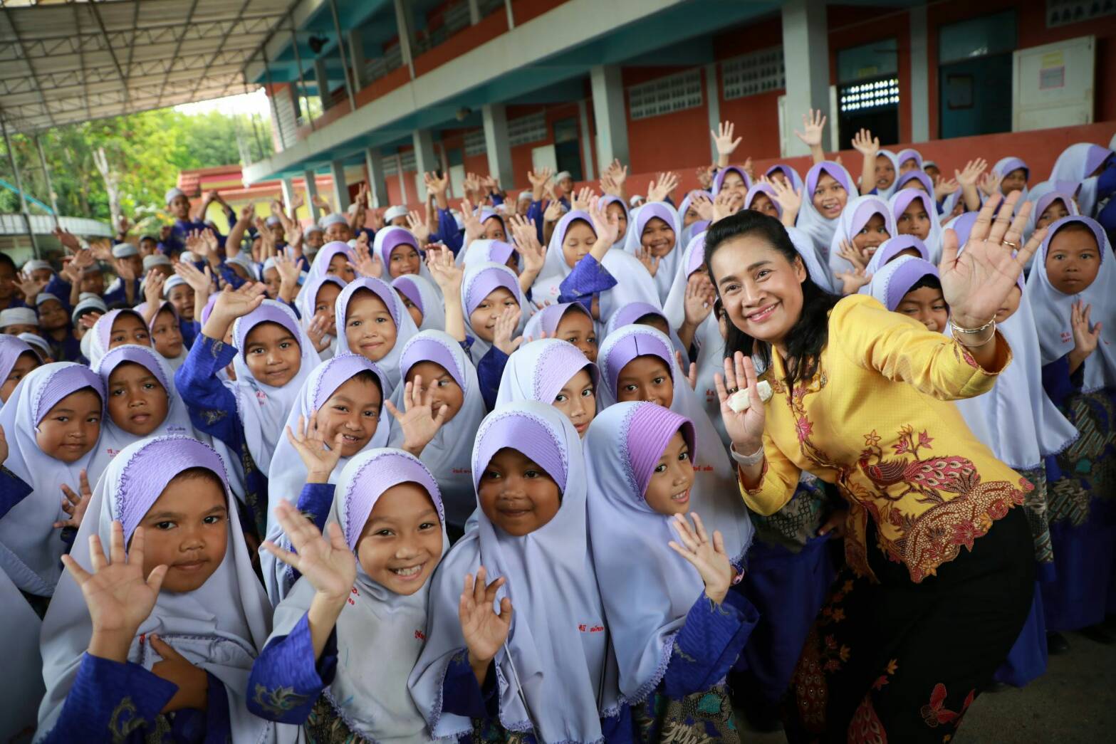 "รมช.กนกวรรณ" ชมเด็ก รร.ส่งเสริมอิสลาม เก่งและดีมีคุณธรรม ฝากเพิ่มพูน Soft skill นำความรู้พัฒนาชุมชนเท่าที่ทำได้