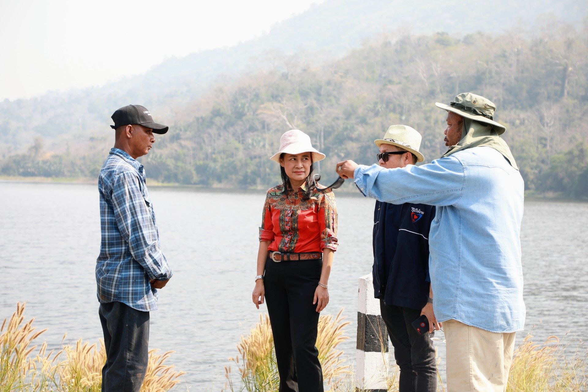 "ครูพี่โอ๊ะ" รมช.ศธ. ในฐานะนักการเมืองท้องถิ่น จ.ปราจีนฯ ห่วงประชาชนไม่มีน้ำใช้-พืชผลเกษตรเสียหาย รุด ดูระดับน้ำอ่างเก็บน้ำทับลาน