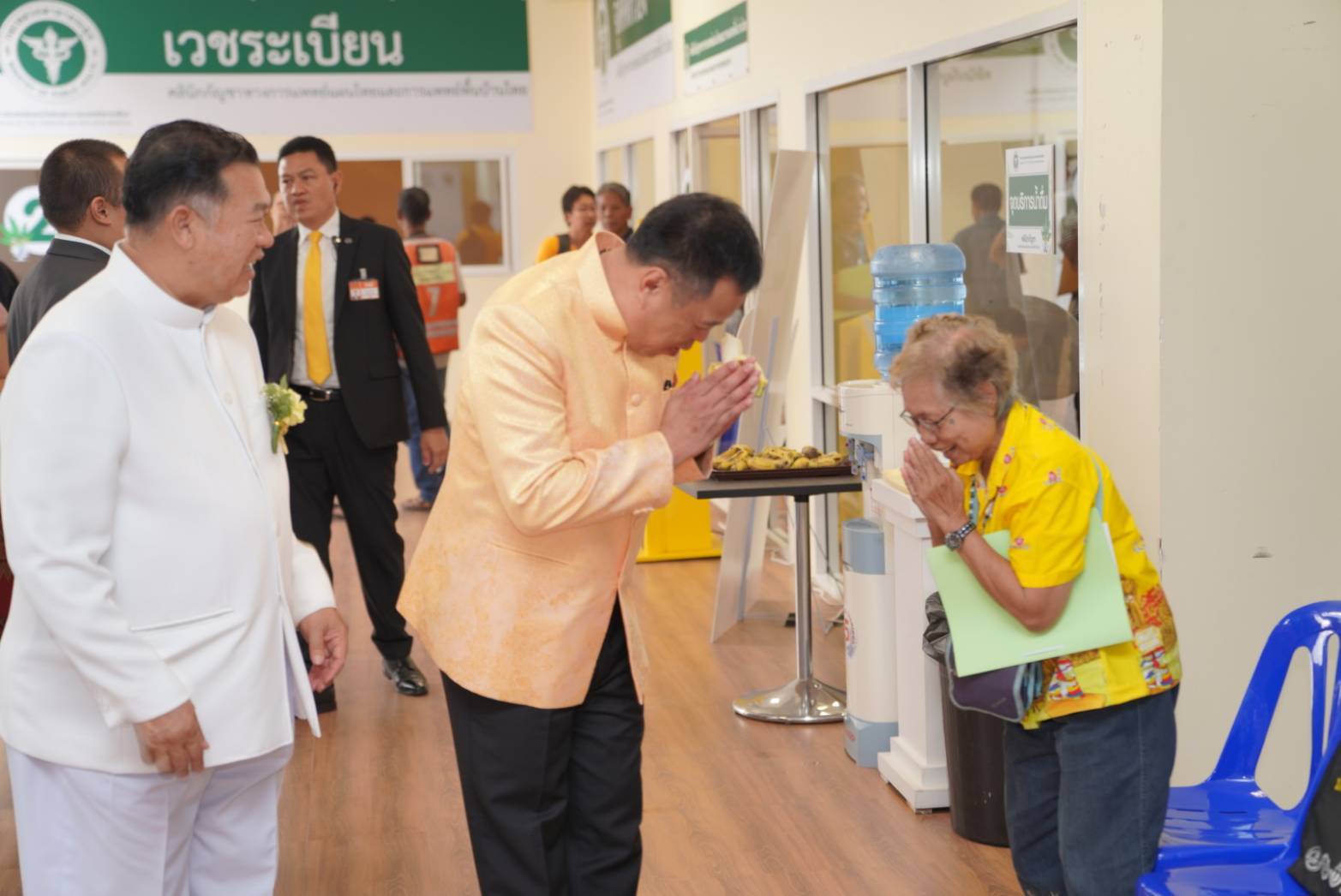 ตามงานใกล้ชิด ! “อนุทิน” ลงตรวจคลินิกกัญชา สธ. ปลื้มคนไข้แห่ใช้บริการ พร้อมย้ำ ต้องผลักดันนโยบาย ไม่หยุดนิ่ง