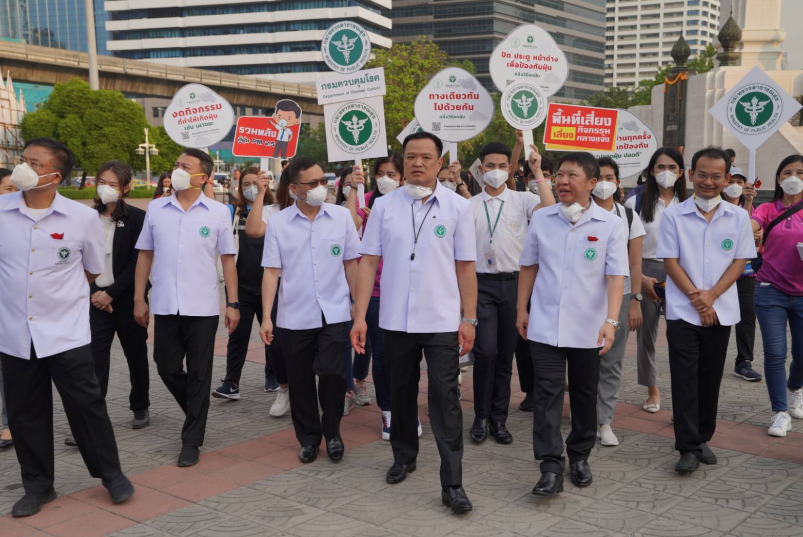 "อนุทิน" นำผู้บริหาร สธ.ลงพื้นที่สวนลุมฯ แจกหน้ากากอนามัย สู้ PM2.5