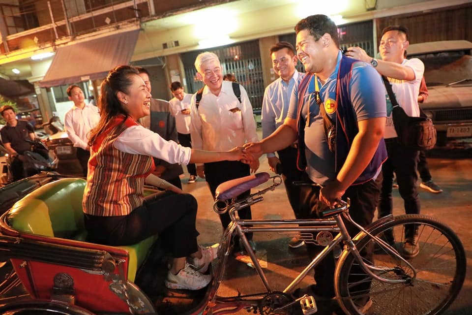 ครูพี่โอ๊ะ ขึ้นสามล้อลุยรอบเมืองสองแคว หวังส่งเสริมภาษารองรับนักท่องเที่ยวต่างชาติ