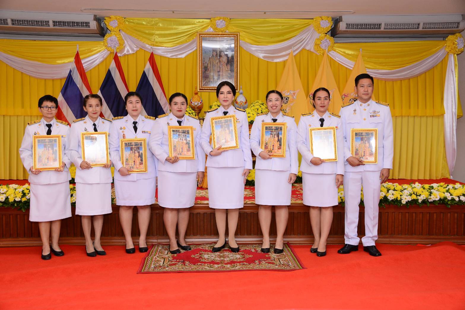 "มนัญญา" รมช.เกษตรฯ เป็นประธานพิธีรับพระราชทานพระบรมฉายาลักษณ์ พระบาทสมเด็จพระเจ้าอยู่หัวและสมเด็จพระนางเจ้าฯ พระบรมราชินี เมืองอุทัยธานี