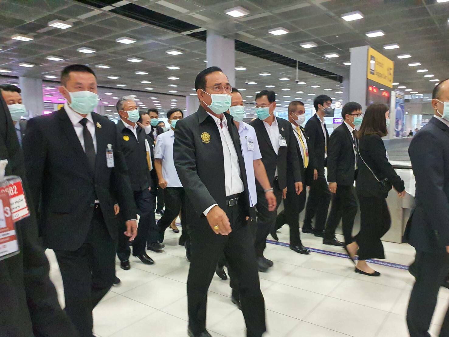 "ศักดิ์สยาม" รับนายกฯและรองนายกฯ ตรวจให้กำลังใจเจ้าหน้าที่เกี่ยวข้องที่เฝ้าระวังสถานการณ์เชื้อไวรัสโคโรน่า ที่สนามบินสุวรรณภูมิ