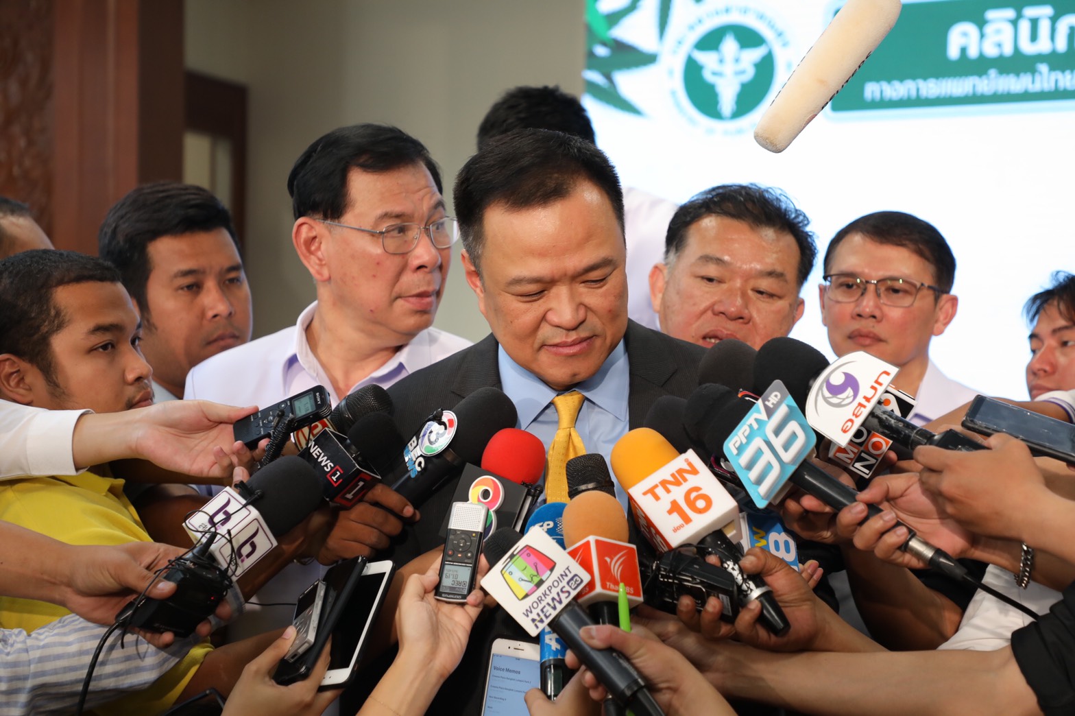 "อนุทิน" ให้กำลังใจคนไทยฝ่าปัญหาชีวิต แนะ ตั้งสติฮึดสู้ เผย เคยติดหนี้หมื่นล้าน แต่ไม่ยอมแพ้ สุดท้ายตั้งตัวได้