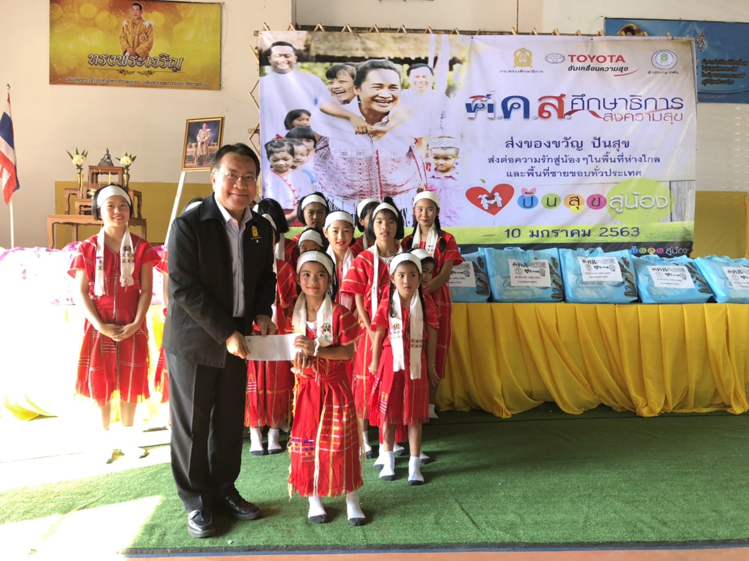 " ดร.กนกวรรณ" ไม่ลืมเด็กชนเผ่า มอบหมายให้ "ดร.กมล" ที่ปรึกษาฯ มอบของขวัญวันเด็ก ที่ อ.ทองผาภูมิ จ.กาญจนบุรี