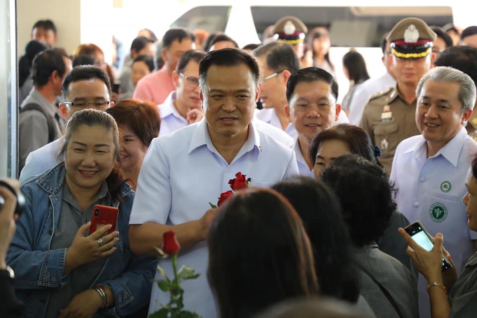 ที่แรกของเชียงใหม่ "อนุทิน" เปิดคลินิกกัญชา รพ.นครพิงค์ ประชาชน - อสม.แห่ขอถ่ายเซลฟี่