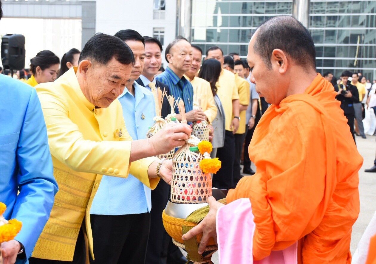 รมช.พาณิชย์ ร่วมในพิธีทำบุญตักบาตรเนื่องในโอกาสวันขึ้นปีใหม่ 2563