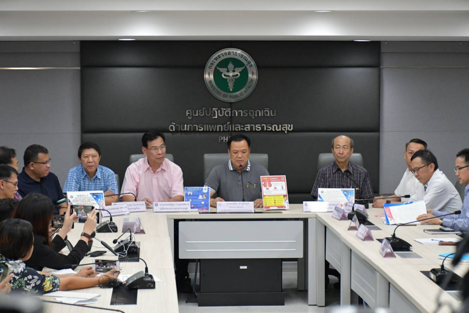 รองนายกฯ อนุทิน ส่ง 8 แพทย์ลุยรับคนไทยที่อู่ฮั่น พร้อมสั่ง อก.เร่งผลิตหน้ากากอนามัย แก้ปัญหาขาดตลาด