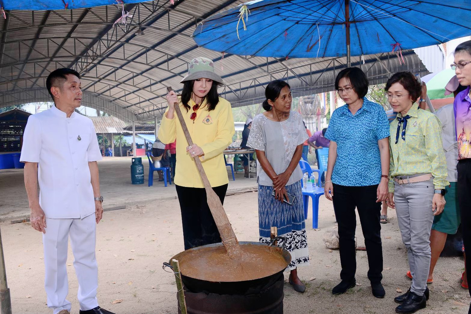 "มนัญญา" ลงพื้นที่เยี่ยมชมวัดคีรีวง พร้อมด้วยชาวบ้าน ร่วมใจทำข้าวมธุปายาสถวายเป็นพุทธบูชา
