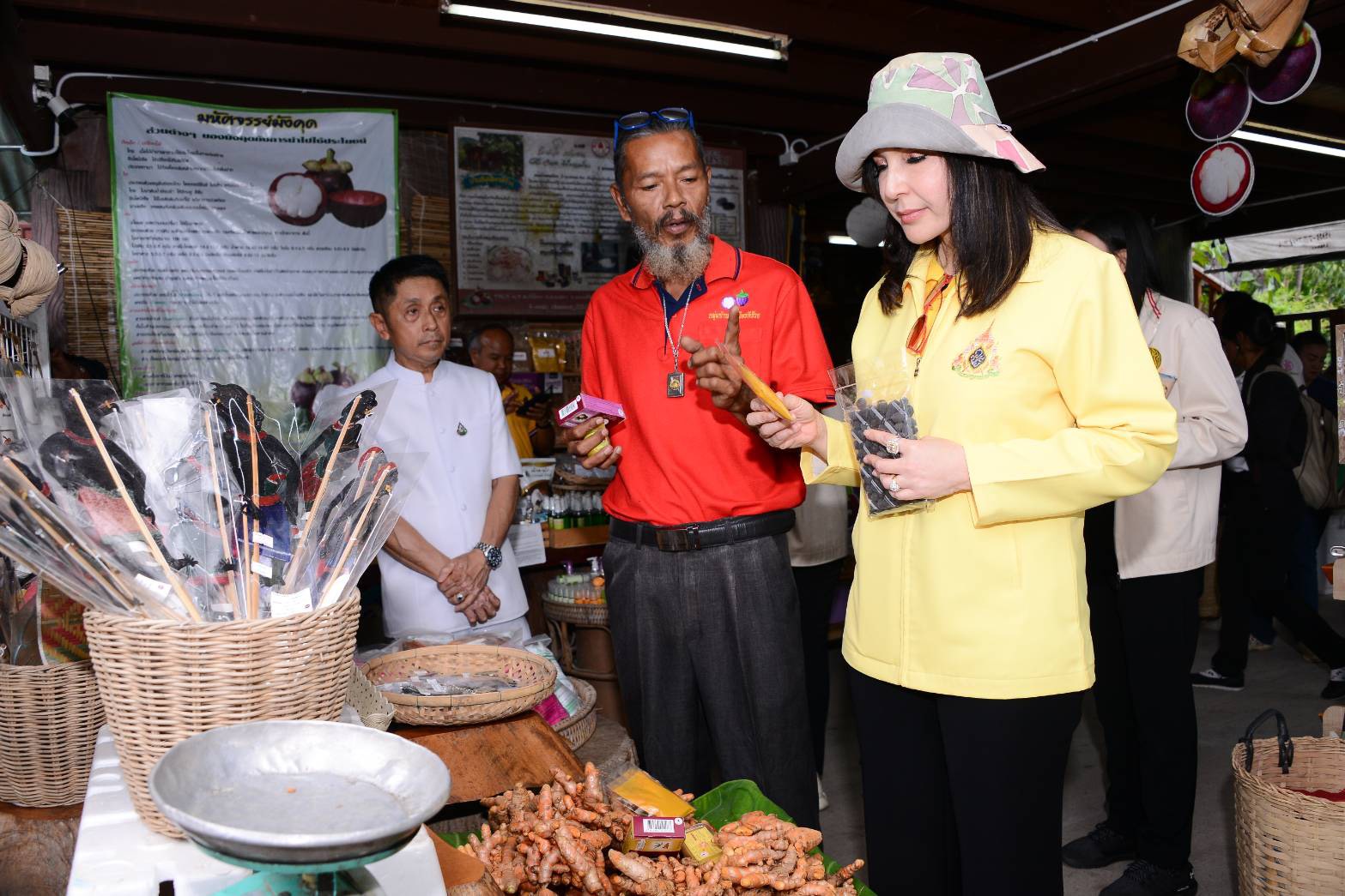 "มนัญญา" เยี่ยมชมศูนย์การเรียนรู้วิชาชีพกลุ่มบ้านสมุนไพรคีรีวง