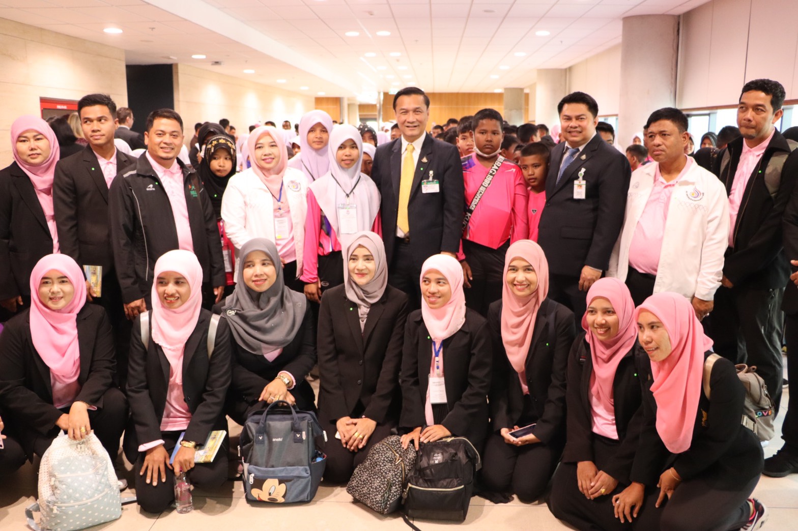 "รมช.ทรงศักดิ์"  ให้การต้อนรับ​ นักเรียนศูนย์เครือข่ายลุ่มน้ำสายบุรี เข้าเยี่ยมชมทัศนศึกษารัฐสภา