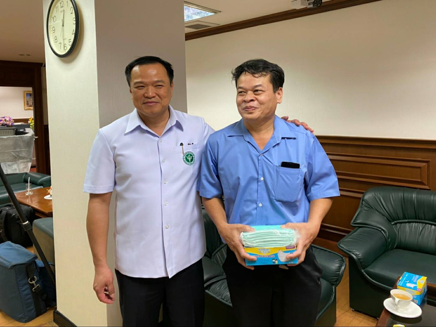 "รมว.อนุทิน" นั่งร่วมโต๊ะ "แท็กซี่หายป่วยโคโรน่า" พร้อมแสดงความยินดีและให้กำลังใจ