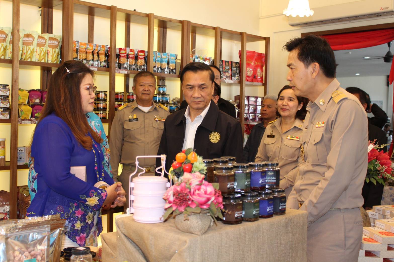 มท.3 ลงพื้นที่ภูเก็ต เยี่ยมชมศูนย์ OTOP ภูเก็ต ให้กำลังใจผู้ประกอบการ หวังเพิ่มยอดขาย