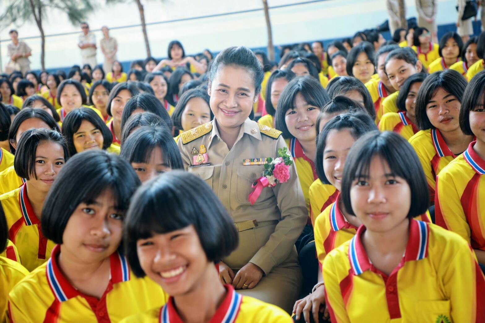 "ดร.กนกวรรณ" ร่วมเคารพธงชาติ "รร.พนมสารคาม พนมอดุลวิทยา" ชู การเรียน ใฝ่หาความรู้ เท่าทันต่อเหตุการณ์บ้านเมือง-โลกยุคดิจิทัล