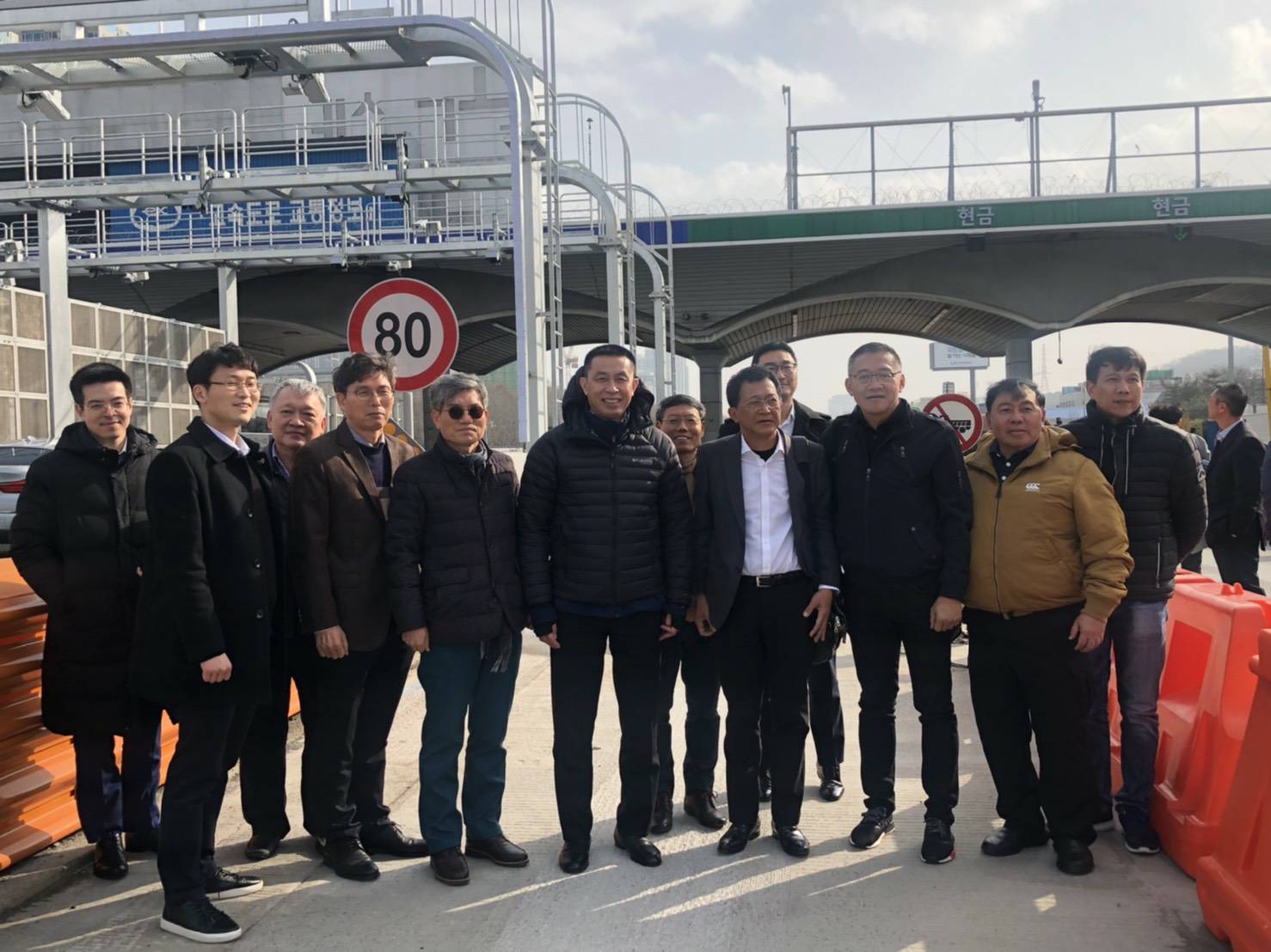 "ศักดิ์สยาม" รัฐมนตรีว่าการกระทรวงคมนาคม รับฟังบรรยายการจัดการจราจรบนทางด่วนพิเศษ ณ ประเทศเกาหลีใต้