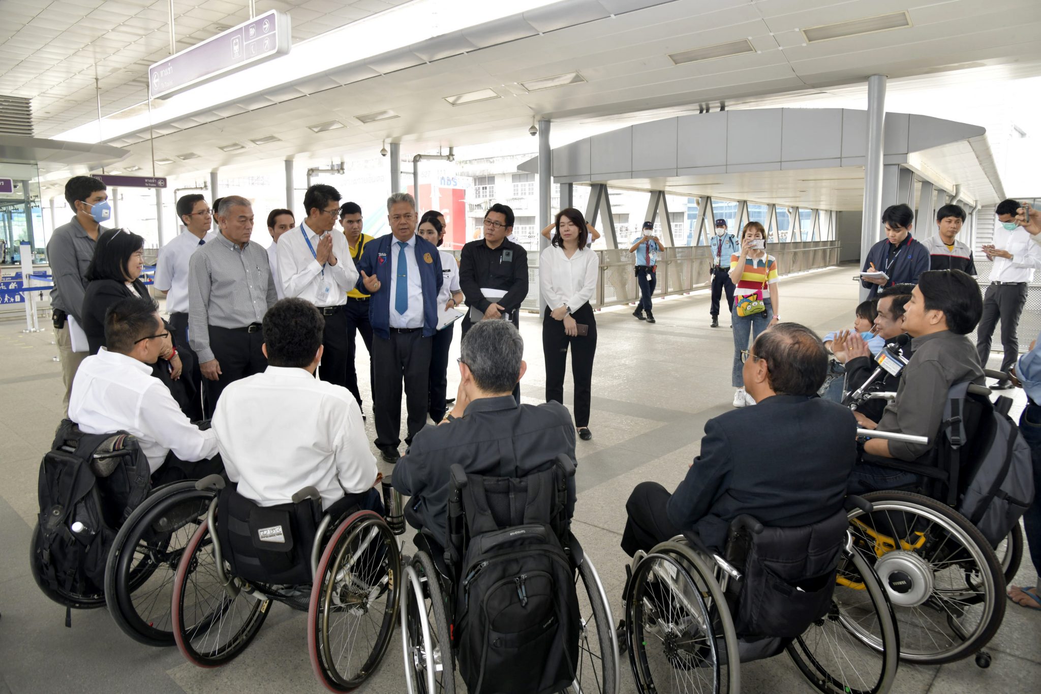 "คมนาคม" ลงพื้นที่จัดสภาพแวดล้อมสำหรับคนพิการและคนทั้งมวล พร้อมรับฟังความเห็นในการให้บริการขนส่งด้วยระบบรถไฟฟ้า