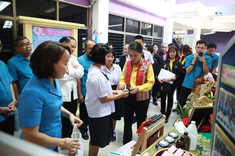ครูพี่โอ๊ะ เยี่ยมชมการจัดการศึกษาสำหรับผู้พิการ หวังส่งเสริมการดูแลคนทุกช่วงวัยอย่างเหมาะสม